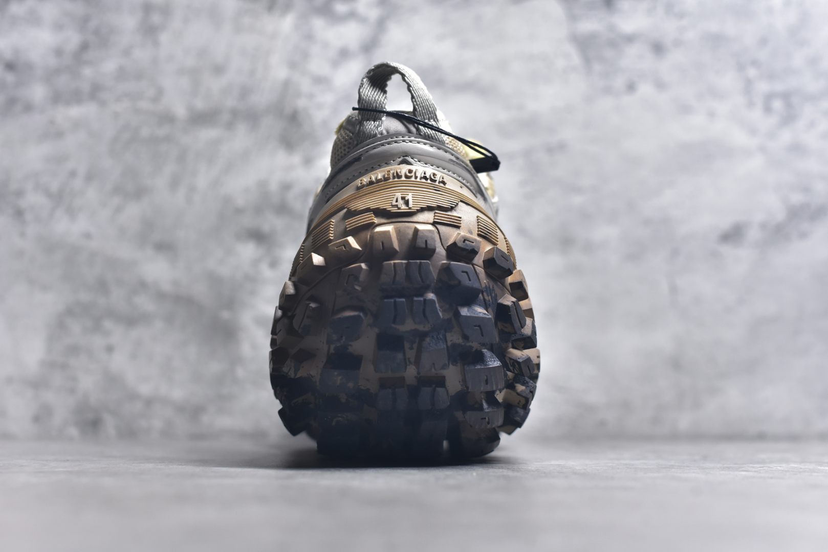 图片[5]-#Balenciagac 巴黎世家 Defender 低帮 白色 轮胎鞋时尚夏古做旧低邦老爹鞋 不含皮革运动休闲鞋，尼龙和网布材质，磨损效果，夸张轮胎花纹鞋底，5毫米足弓，鞋舌凹印Balenciaga品牌标识，鞋头边缘和后帮凹印Balenciagaz徽标和尺码，后帮拉袢。做旧工艺采用手工制作完成，每款鞋的做旧程度、大小及范围具有一定的差异性，或不对称性，请知悉。尺码：35-46-选品中心