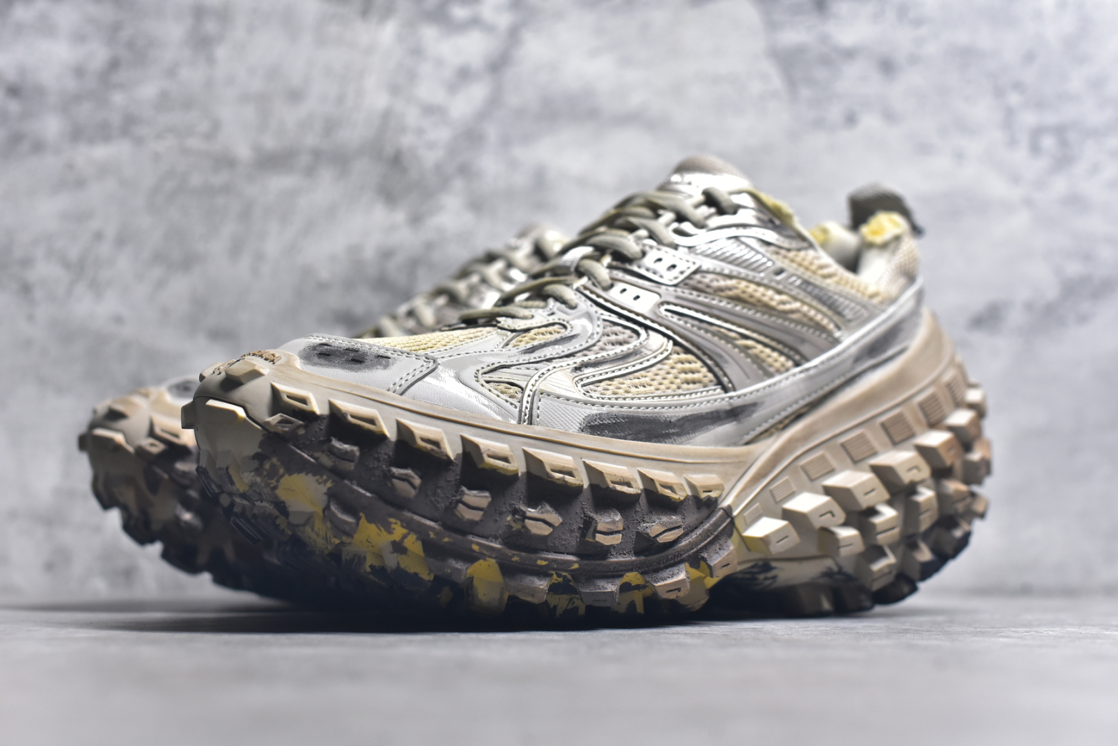 图片[2]-#Balenciagac 巴黎世家 Defender 低帮 白色 轮胎鞋时尚夏古做旧低邦老爹鞋 不含皮革运动休闲鞋，尼龙和网布材质，磨损效果，夸张轮胎花纹鞋底，5毫米足弓，鞋舌凹印Balenciaga品牌标识，鞋头边缘和后帮凹印Balenciagaz徽标和尺码，后帮拉袢。做旧工艺采用手工制作完成，每款鞋的做旧程度、大小及范围具有一定的差异性，或不对称性，请知悉。尺码：35-46-选品中心