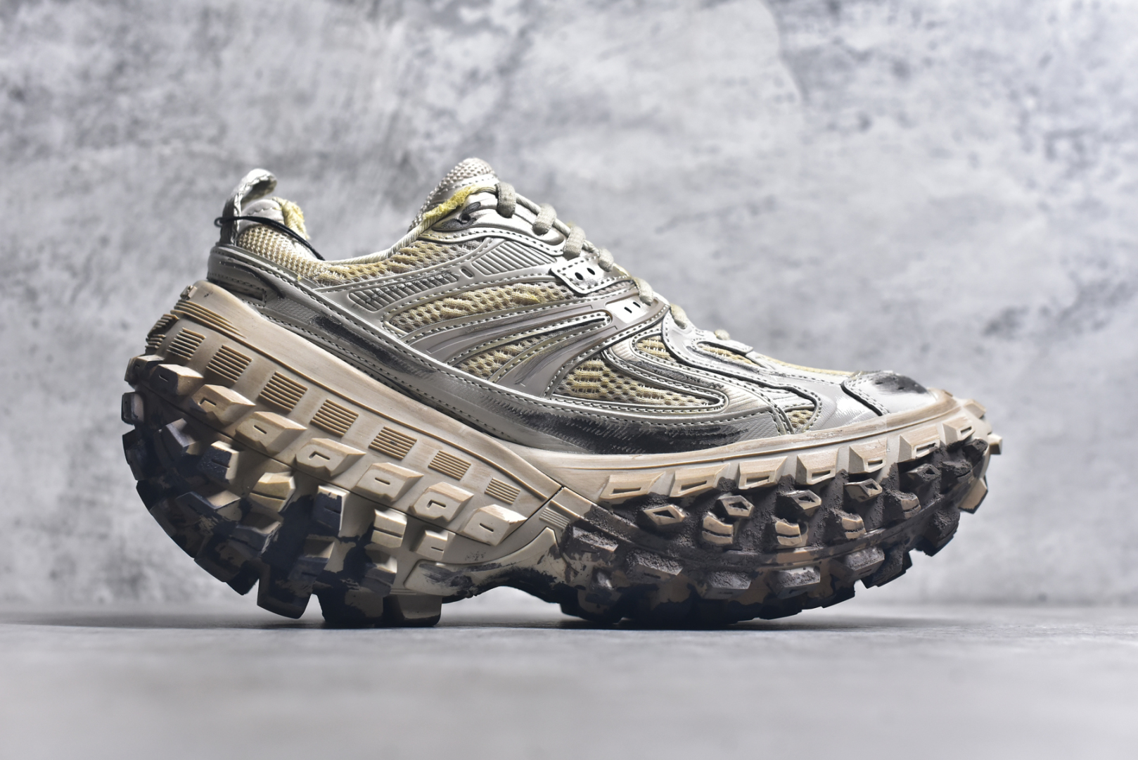 图片[3]-#Balenciagac 巴黎世家 Defender 低帮 白色 轮胎鞋时尚夏古做旧低邦老爹鞋 不含皮革运动休闲鞋，尼龙和网布材质，磨损效果，夸张轮胎花纹鞋底，5毫米足弓，鞋舌凹印Balenciaga品牌标识，鞋头边缘和后帮凹印Balenciagaz徽标和尺码，后帮拉袢。做旧工艺采用手工制作完成，每款鞋的做旧程度、大小及范围具有一定的差异性，或不对称性，请知悉。尺码：35-46-选品中心