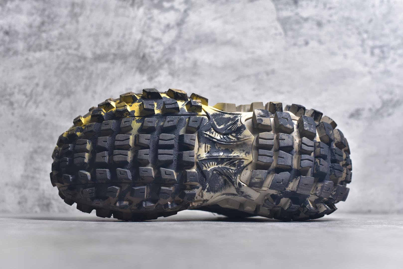 图片[6]-#Balenciagac 巴黎世家 Defender 低帮 白色 轮胎鞋时尚夏古做旧低邦老爹鞋 不含皮革运动休闲鞋，尼龙和网布材质，磨损效果，夸张轮胎花纹鞋底，5毫米足弓，鞋舌凹印Balenciaga品牌标识，鞋头边缘和后帮凹印Balenciagaz徽标和尺码，后帮拉袢。做旧工艺采用手工制作完成，每款鞋的做旧程度、大小及范围具有一定的差异性，或不对称性，请知悉。尺码：35-46-选品中心