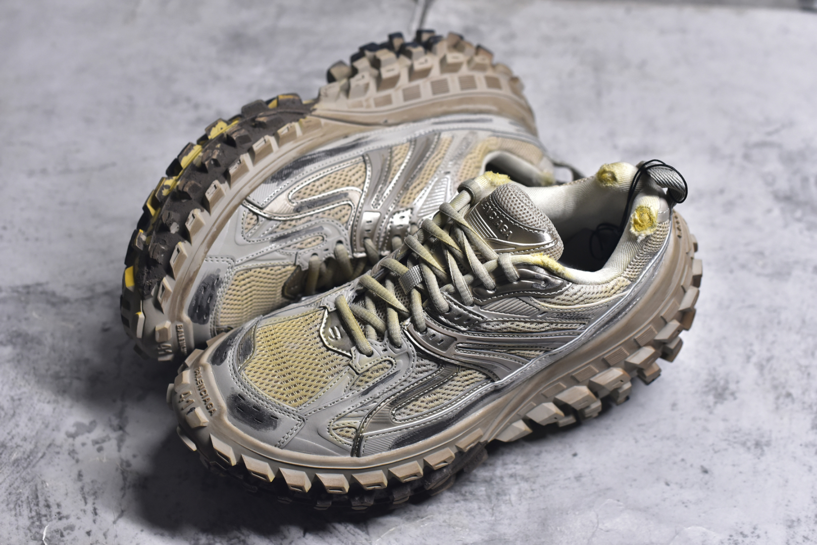 图片[7]-#Balenciagac 巴黎世家 Defender 低帮 白色 轮胎鞋时尚夏古做旧低邦老爹鞋 不含皮革运动休闲鞋，尼龙和网布材质，磨损效果，夸张轮胎花纹鞋底，5毫米足弓，鞋舌凹印Balenciaga品牌标识，鞋头边缘和后帮凹印Balenciagaz徽标和尺码，后帮拉袢。做旧工艺采用手工制作完成，每款鞋的做旧程度、大小及范围具有一定的差异性，或不对称性，请知悉。尺码：35-46-选品中心