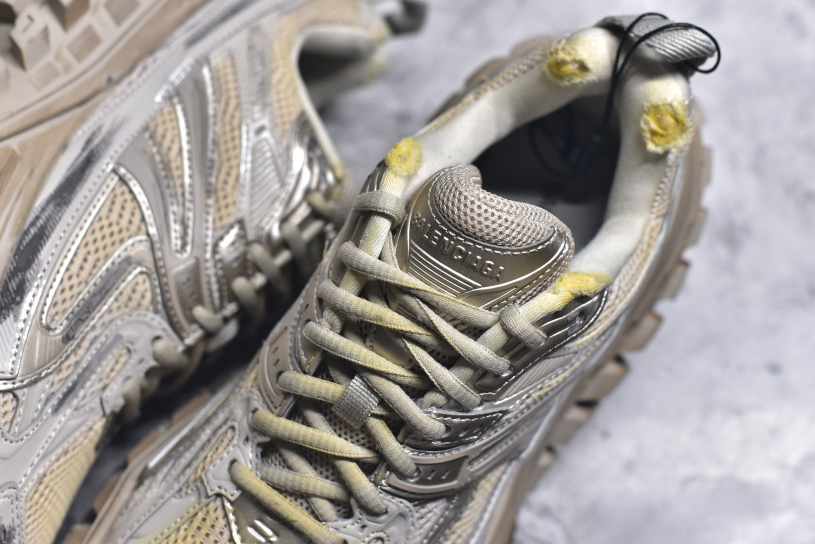 图片[9]-#Balenciagac 巴黎世家 Defender 低帮 白色 轮胎鞋时尚夏古做旧低邦老爹鞋 不含皮革运动休闲鞋，尼龙和网布材质，磨损效果，夸张轮胎花纹鞋底，5毫米足弓，鞋舌凹印Balenciaga品牌标识，鞋头边缘和后帮凹印Balenciagaz徽标和尺码，后帮拉袢。做旧工艺采用手工制作完成，每款鞋的做旧程度、大小及范围具有一定的差异性，或不对称性，请知悉。尺码：35-46-选品中心