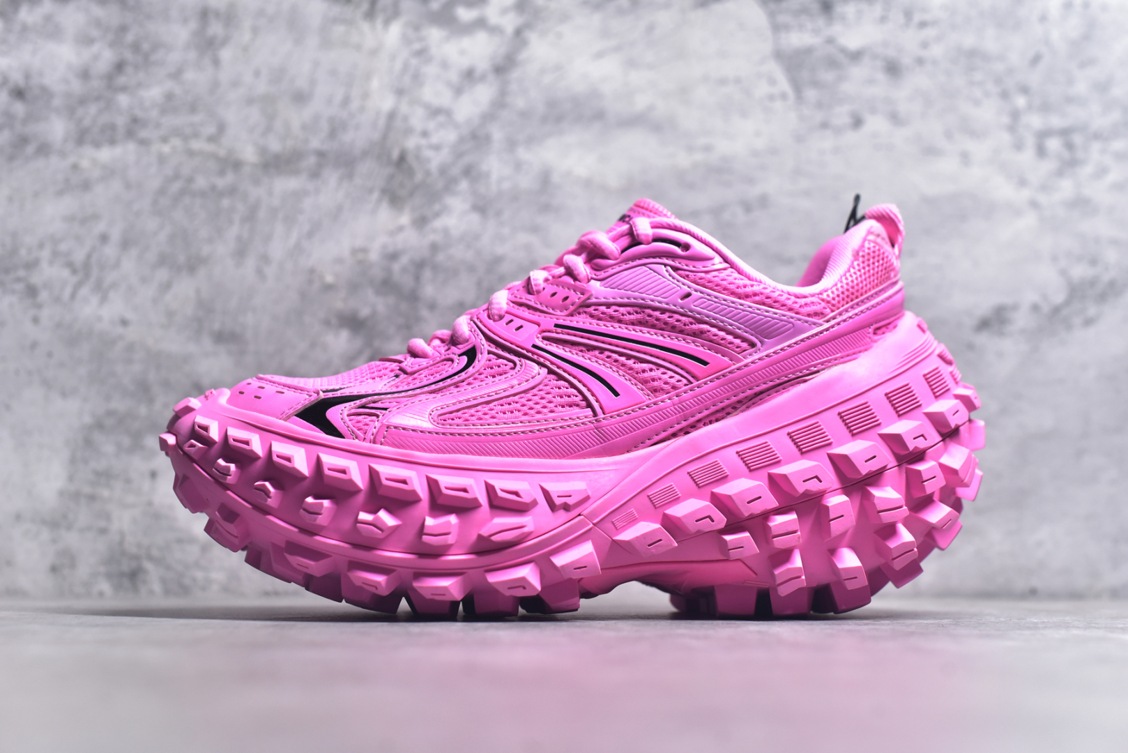 #Balenciagac 巴黎世家 Defender 低帮 白色 轮胎鞋时尚夏古做旧低邦老爹鞋 不含皮革运动休闲鞋，尼龙和网布材质，磨损效果，夸张轮胎花纹鞋底，5毫米足弓，鞋舌凹印Balenciaga品牌标识，鞋头边缘和后帮凹印Balenciagaz徽标和尺码，后帮拉袢。做旧工艺采用手工制作完成，每款鞋的做旧程度、大小及范围具有一定的差异性，或不对称性，请知悉。尺码：35-46-选品中心