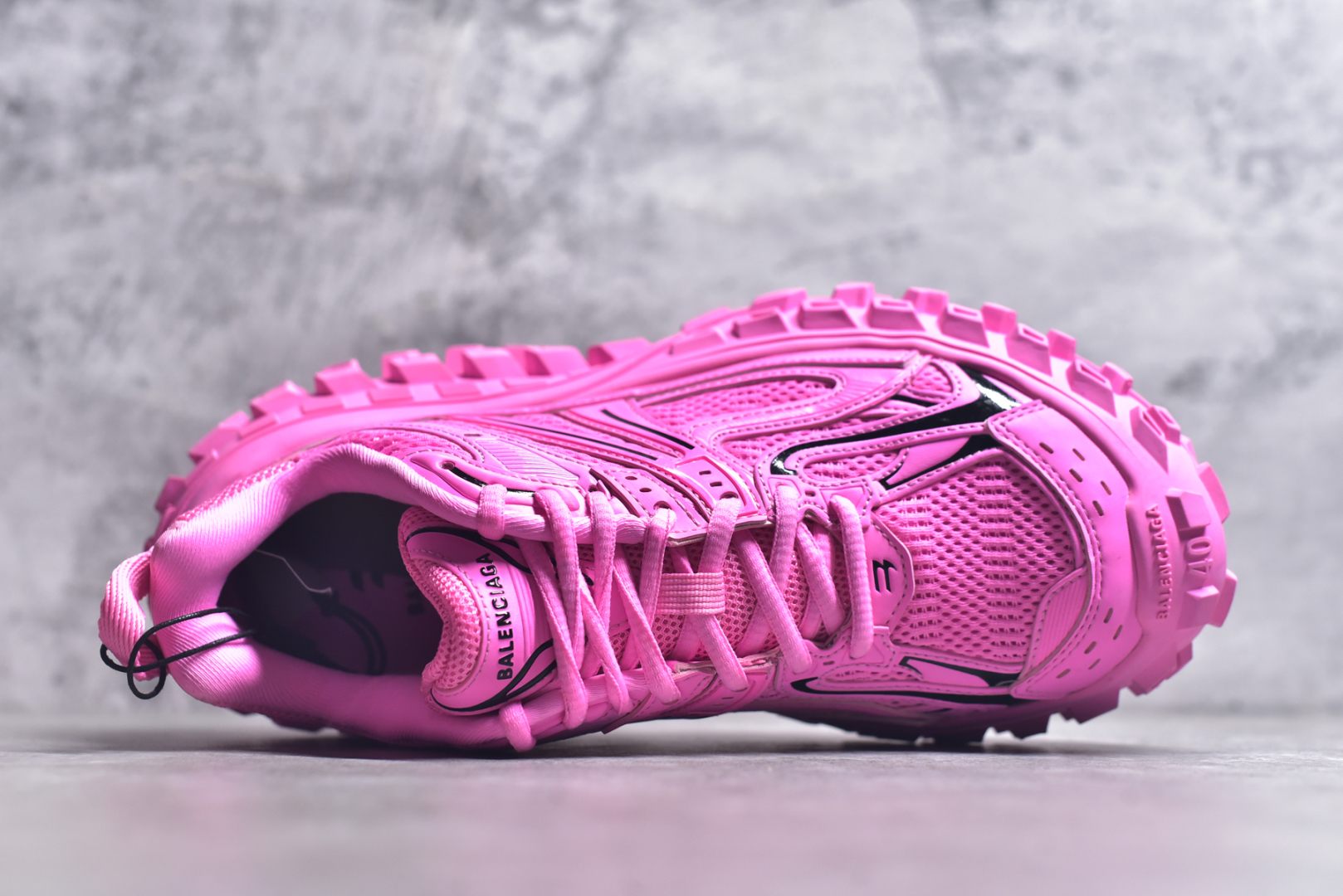 图片[4]-#Balenciagac 巴黎世家 Defender 低帮 白色 轮胎鞋时尚夏古做旧低邦老爹鞋 不含皮革运动休闲鞋，尼龙和网布材质，磨损效果，夸张轮胎花纹鞋底，5毫米足弓，鞋舌凹印Balenciaga品牌标识，鞋头边缘和后帮凹印Balenciagaz徽标和尺码，后帮拉袢。做旧工艺采用手工制作完成，每款鞋的做旧程度、大小及范围具有一定的差异性，或不对称性，请知悉。尺码：35-46-选品中心