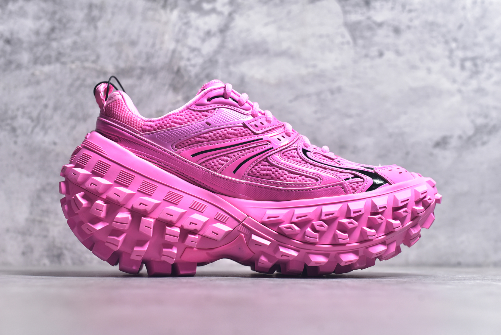 图片[3]-#Balenciagac 巴黎世家 Defender 低帮 白色 轮胎鞋时尚夏古做旧低邦老爹鞋 不含皮革运动休闲鞋，尼龙和网布材质，磨损效果，夸张轮胎花纹鞋底，5毫米足弓，鞋舌凹印Balenciaga品牌标识，鞋头边缘和后帮凹印Balenciagaz徽标和尺码，后帮拉袢。做旧工艺采用手工制作完成，每款鞋的做旧程度、大小及范围具有一定的差异性，或不对称性，请知悉。尺码：35-46-选品中心