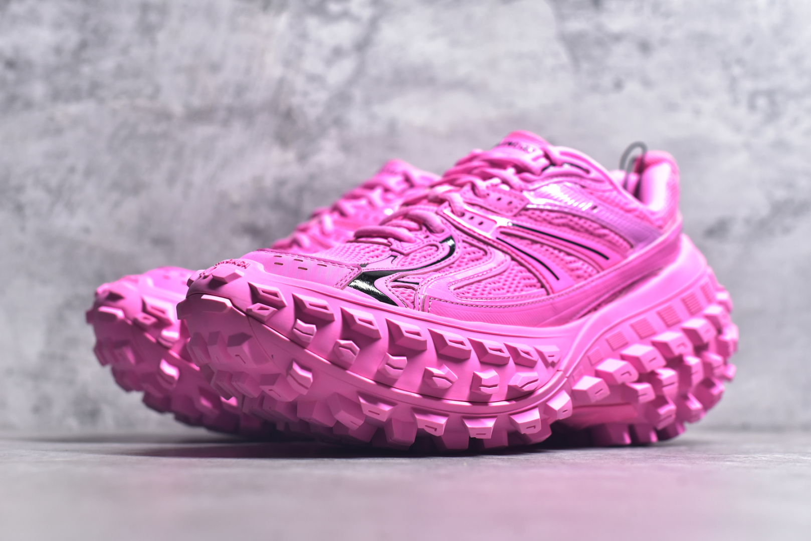 图片[2]-#Balenciagac 巴黎世家 Defender 低帮 白色 轮胎鞋时尚夏古做旧低邦老爹鞋 不含皮革运动休闲鞋，尼龙和网布材质，磨损效果，夸张轮胎花纹鞋底，5毫米足弓，鞋舌凹印Balenciaga品牌标识，鞋头边缘和后帮凹印Balenciagaz徽标和尺码，后帮拉袢。做旧工艺采用手工制作完成，每款鞋的做旧程度、大小及范围具有一定的差异性，或不对称性，请知悉。尺码：35-46-选品中心