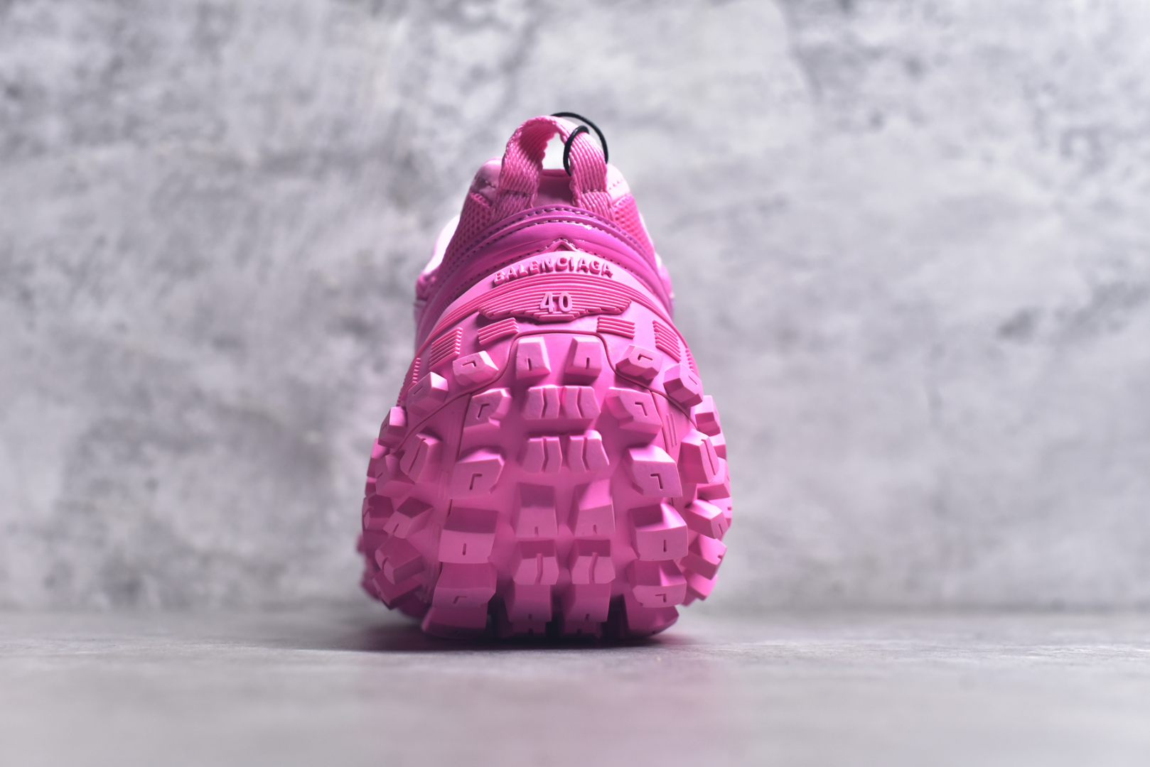 图片[5]-#Balenciagac 巴黎世家 Defender 低帮 白色 轮胎鞋时尚夏古做旧低邦老爹鞋 不含皮革运动休闲鞋，尼龙和网布材质，磨损效果，夸张轮胎花纹鞋底，5毫米足弓，鞋舌凹印Balenciaga品牌标识，鞋头边缘和后帮凹印Balenciagaz徽标和尺码，后帮拉袢。做旧工艺采用手工制作完成，每款鞋的做旧程度、大小及范围具有一定的差异性，或不对称性，请知悉。尺码：35-46-选品中心