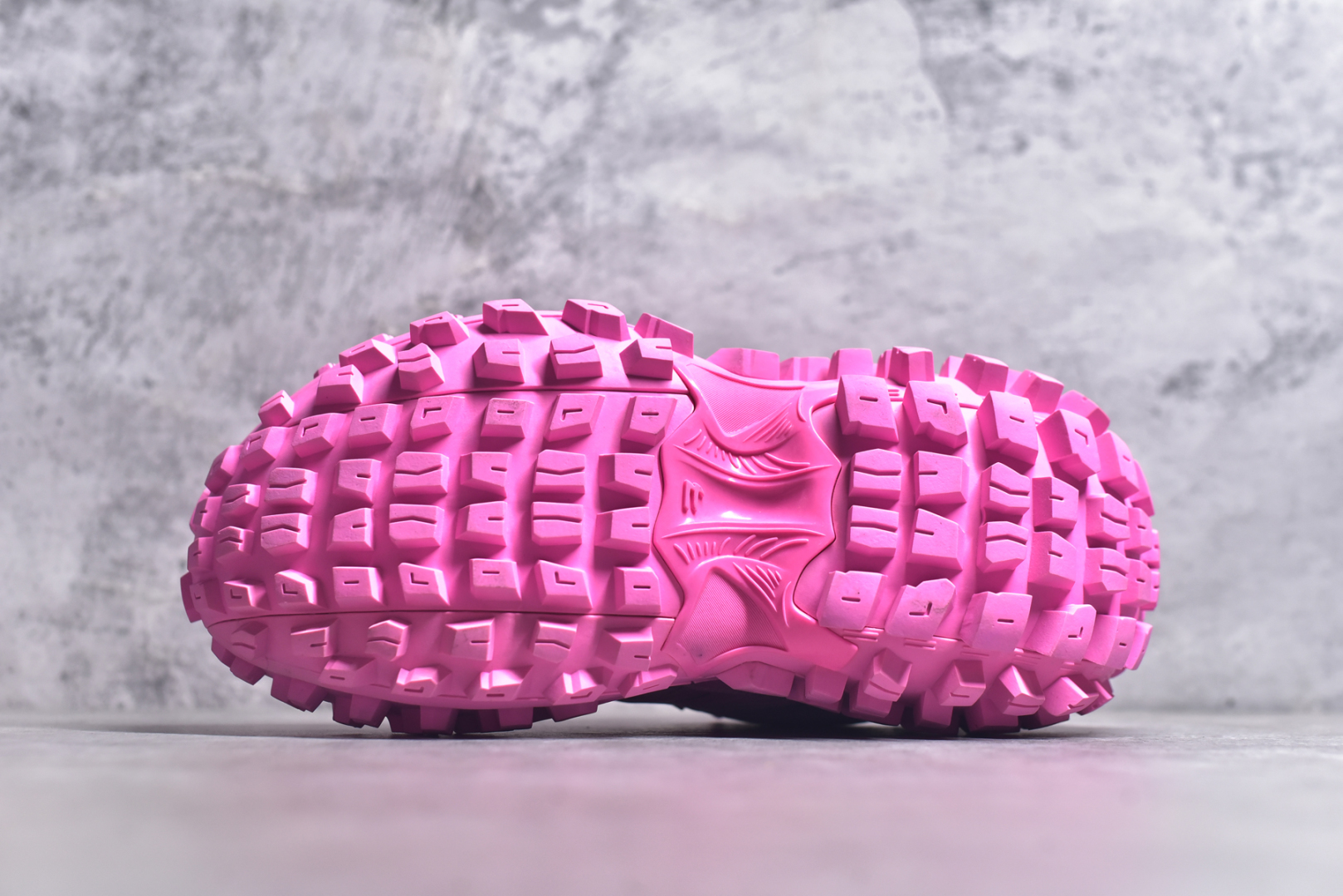 图片[6]-#Balenciagac 巴黎世家 Defender 低帮 白色 轮胎鞋时尚夏古做旧低邦老爹鞋 不含皮革运动休闲鞋，尼龙和网布材质，磨损效果，夸张轮胎花纹鞋底，5毫米足弓，鞋舌凹印Balenciaga品牌标识，鞋头边缘和后帮凹印Balenciagaz徽标和尺码，后帮拉袢。做旧工艺采用手工制作完成，每款鞋的做旧程度、大小及范围具有一定的差异性，或不对称性，请知悉。尺码：35-46-选品中心