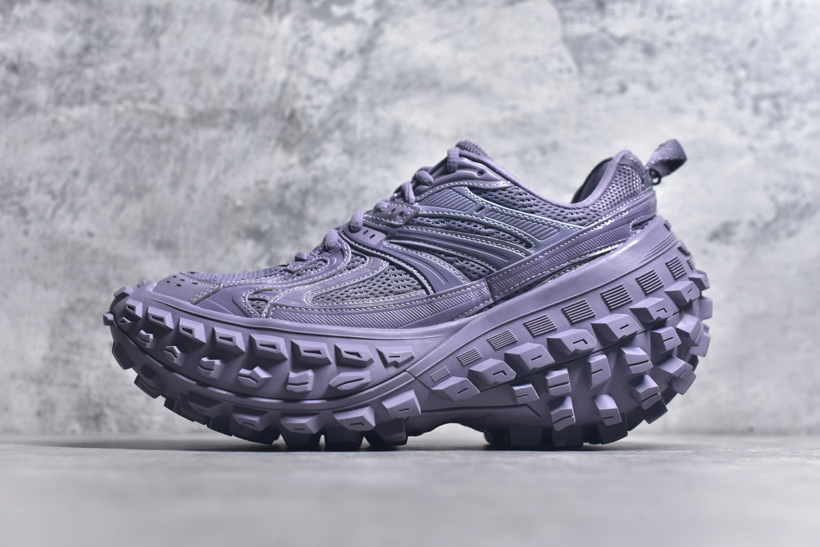 #Balenciagac 巴黎世家 Defender 低帮 白色 轮胎鞋时尚夏古做旧低邦老爹鞋 不含皮革运动休闲鞋，尼龙和网布材质，磨损效果，夸张轮胎花纹鞋底，5毫米足弓，鞋舌凹印Balenciaga品牌标识，鞋头边缘和后帮凹印Balenciagaz徽标和尺码，后帮拉袢。做旧工艺采用手工制作完成，每款鞋的做旧程度、大小及范围具有一定的差异性，或不对称性，请知悉。尺码：35-46-选品中心