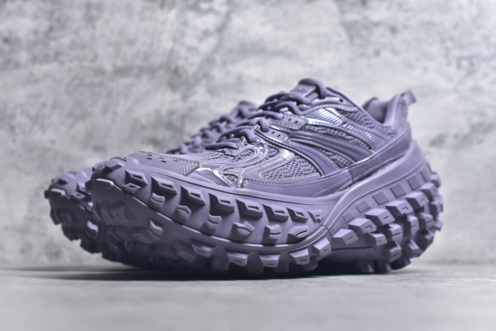 图片[2]-#Balenciagac 巴黎世家 Defender 低帮 白色 轮胎鞋时尚夏古做旧低邦老爹鞋 不含皮革运动休闲鞋，尼龙和网布材质，磨损效果，夸张轮胎花纹鞋底，5毫米足弓，鞋舌凹印Balenciaga品牌标识，鞋头边缘和后帮凹印Balenciagaz徽标和尺码，后帮拉袢。做旧工艺采用手工制作完成，每款鞋的做旧程度、大小及范围具有一定的差异性，或不对称性，请知悉。尺码：35-46-选品中心