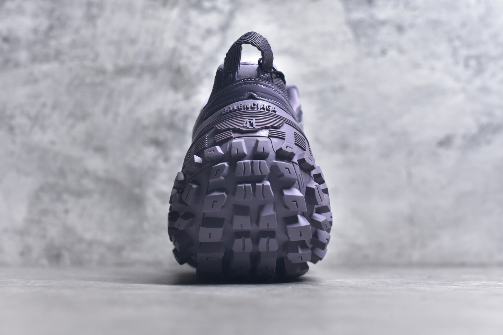 图片[5]-#Balenciagac 巴黎世家 Defender 低帮 白色 轮胎鞋时尚夏古做旧低邦老爹鞋 不含皮革运动休闲鞋，尼龙和网布材质，磨损效果，夸张轮胎花纹鞋底，5毫米足弓，鞋舌凹印Balenciaga品牌标识，鞋头边缘和后帮凹印Balenciagaz徽标和尺码，后帮拉袢。做旧工艺采用手工制作完成，每款鞋的做旧程度、大小及范围具有一定的差异性，或不对称性，请知悉。尺码：35-46-选品中心