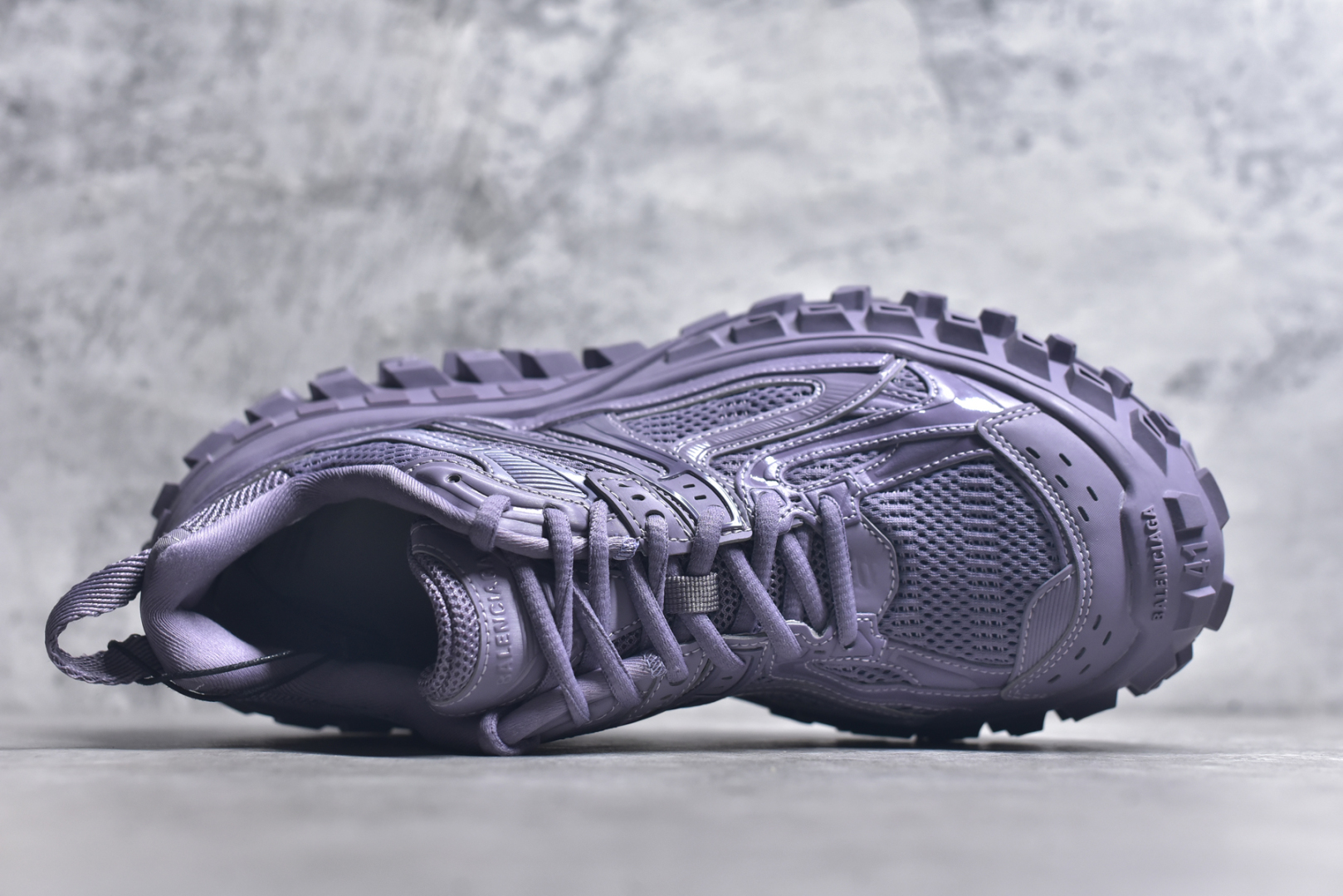 图片[4]-#Balenciagac 巴黎世家 Defender 低帮 白色 轮胎鞋时尚夏古做旧低邦老爹鞋 不含皮革运动休闲鞋，尼龙和网布材质，磨损效果，夸张轮胎花纹鞋底，5毫米足弓，鞋舌凹印Balenciaga品牌标识，鞋头边缘和后帮凹印Balenciagaz徽标和尺码，后帮拉袢。做旧工艺采用手工制作完成，每款鞋的做旧程度、大小及范围具有一定的差异性，或不对称性，请知悉。尺码：35-46-选品中心