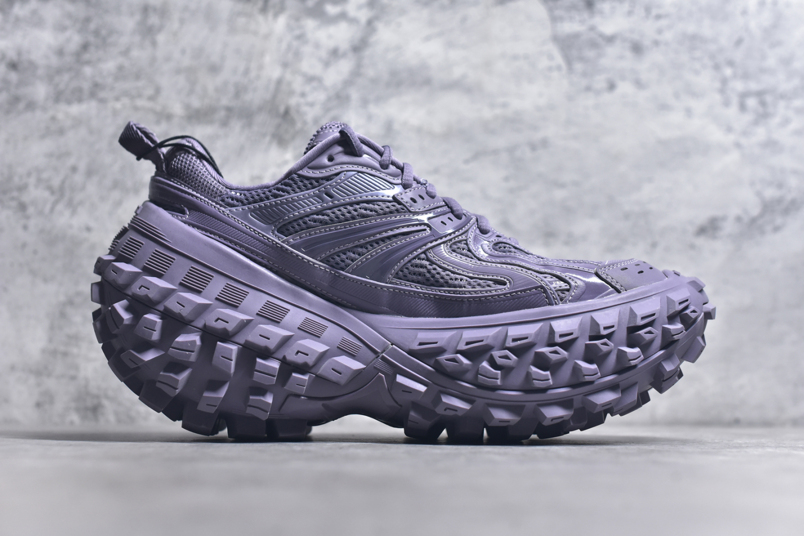 图片[3]-#Balenciagac 巴黎世家 Defender 低帮 白色 轮胎鞋时尚夏古做旧低邦老爹鞋 不含皮革运动休闲鞋，尼龙和网布材质，磨损效果，夸张轮胎花纹鞋底，5毫米足弓，鞋舌凹印Balenciaga品牌标识，鞋头边缘和后帮凹印Balenciagaz徽标和尺码，后帮拉袢。做旧工艺采用手工制作完成，每款鞋的做旧程度、大小及范围具有一定的差异性，或不对称性，请知悉。尺码：35-46-选品中心