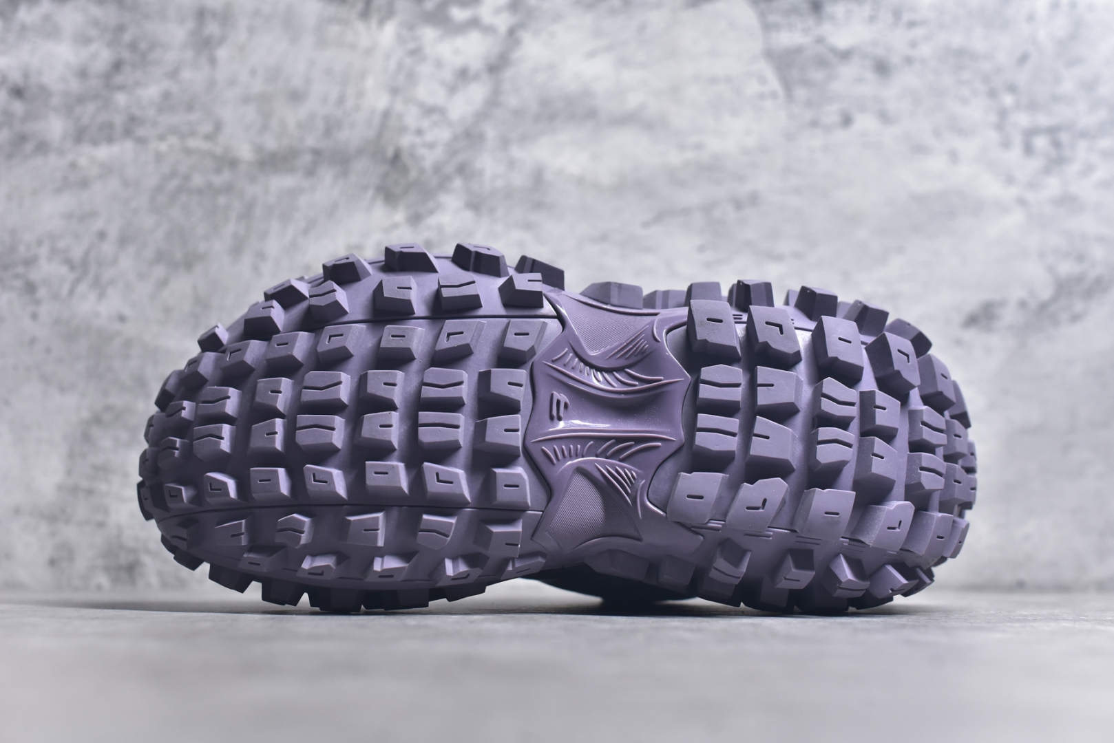 图片[6]-#Balenciagac 巴黎世家 Defender 低帮 白色 轮胎鞋时尚夏古做旧低邦老爹鞋 不含皮革运动休闲鞋，尼龙和网布材质，磨损效果，夸张轮胎花纹鞋底，5毫米足弓，鞋舌凹印Balenciaga品牌标识，鞋头边缘和后帮凹印Balenciagaz徽标和尺码，后帮拉袢。做旧工艺采用手工制作完成，每款鞋的做旧程度、大小及范围具有一定的差异性，或不对称性，请知悉。尺码：35-46-选品中心