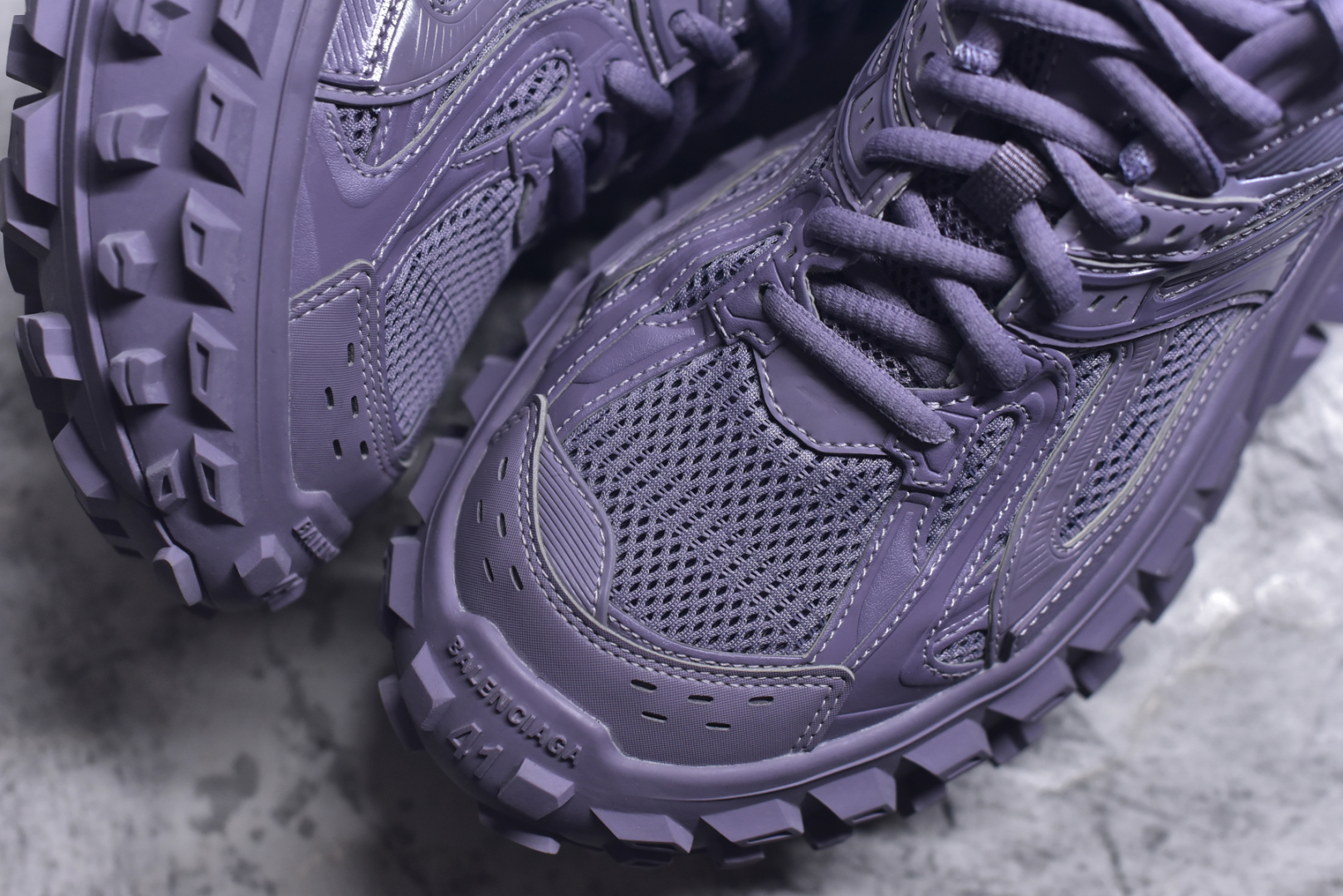 图片[8]-#Balenciagac 巴黎世家 Defender 低帮 白色 轮胎鞋时尚夏古做旧低邦老爹鞋 不含皮革运动休闲鞋，尼龙和网布材质，磨损效果，夸张轮胎花纹鞋底，5毫米足弓，鞋舌凹印Balenciaga品牌标识，鞋头边缘和后帮凹印Balenciagaz徽标和尺码，后帮拉袢。做旧工艺采用手工制作完成，每款鞋的做旧程度、大小及范围具有一定的差异性，或不对称性，请知悉。尺码：35-46-选品中心