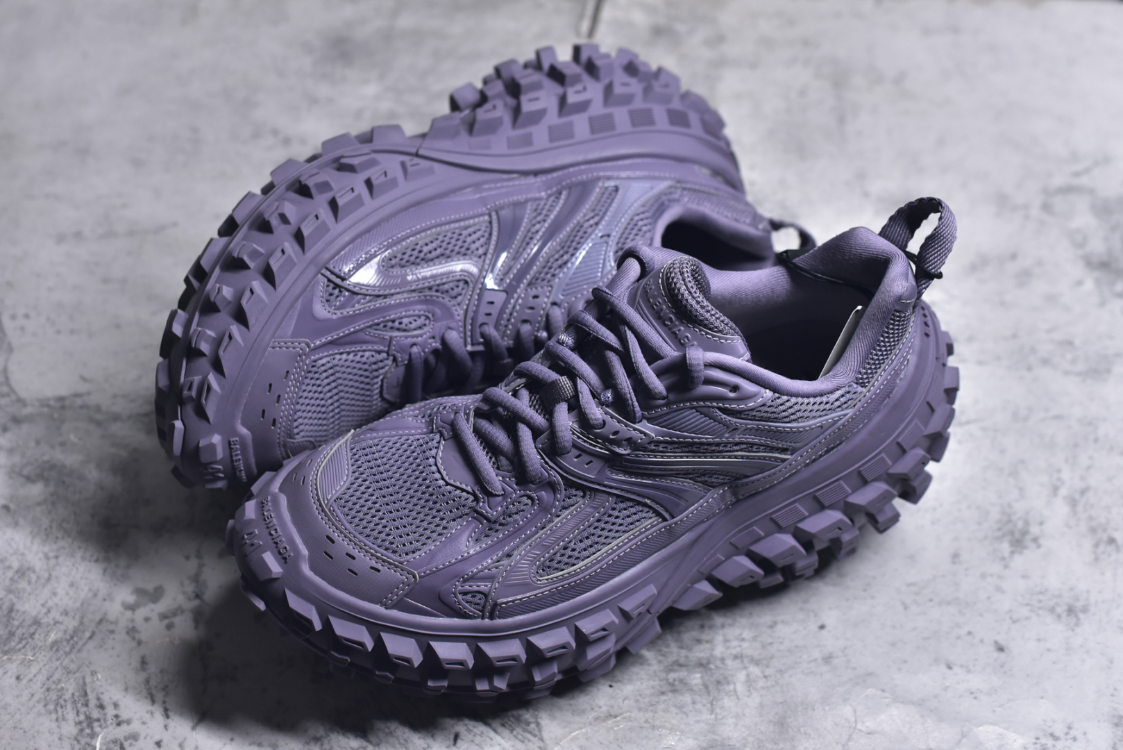 图片[7]-#Balenciagac 巴黎世家 Defender 低帮 白色 轮胎鞋时尚夏古做旧低邦老爹鞋 不含皮革运动休闲鞋，尼龙和网布材质，磨损效果，夸张轮胎花纹鞋底，5毫米足弓，鞋舌凹印Balenciaga品牌标识，鞋头边缘和后帮凹印Balenciagaz徽标和尺码，后帮拉袢。做旧工艺采用手工制作完成，每款鞋的做旧程度、大小及范围具有一定的差异性，或不对称性，请知悉。尺码：35-46-选品中心