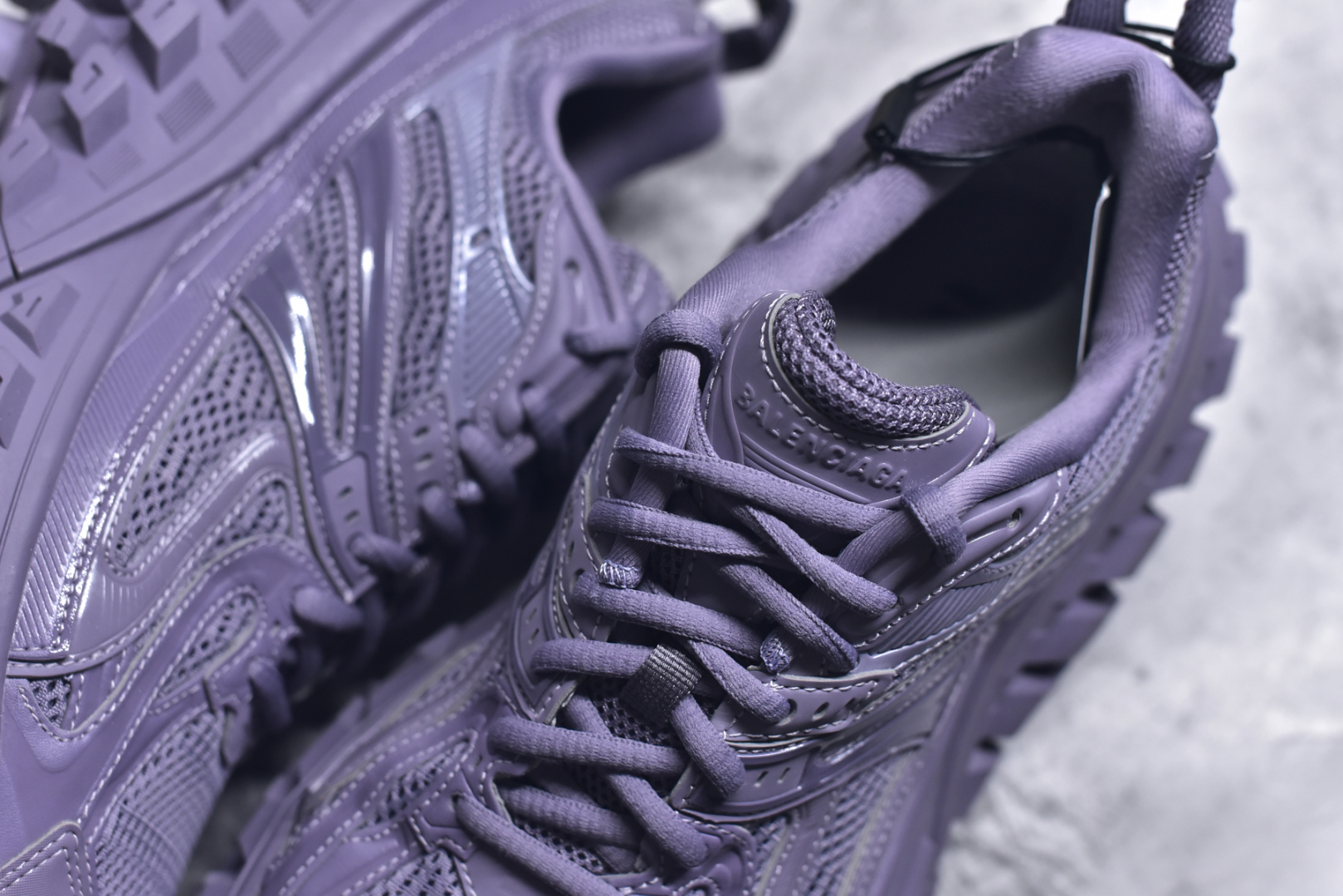 图片[9]-#Balenciagac 巴黎世家 Defender 低帮 白色 轮胎鞋时尚夏古做旧低邦老爹鞋 不含皮革运动休闲鞋，尼龙和网布材质，磨损效果，夸张轮胎花纹鞋底，5毫米足弓，鞋舌凹印Balenciaga品牌标识，鞋头边缘和后帮凹印Balenciagaz徽标和尺码，后帮拉袢。做旧工艺采用手工制作完成，每款鞋的做旧程度、大小及范围具有一定的差异性，或不对称性，请知悉。尺码：35-46-选品中心