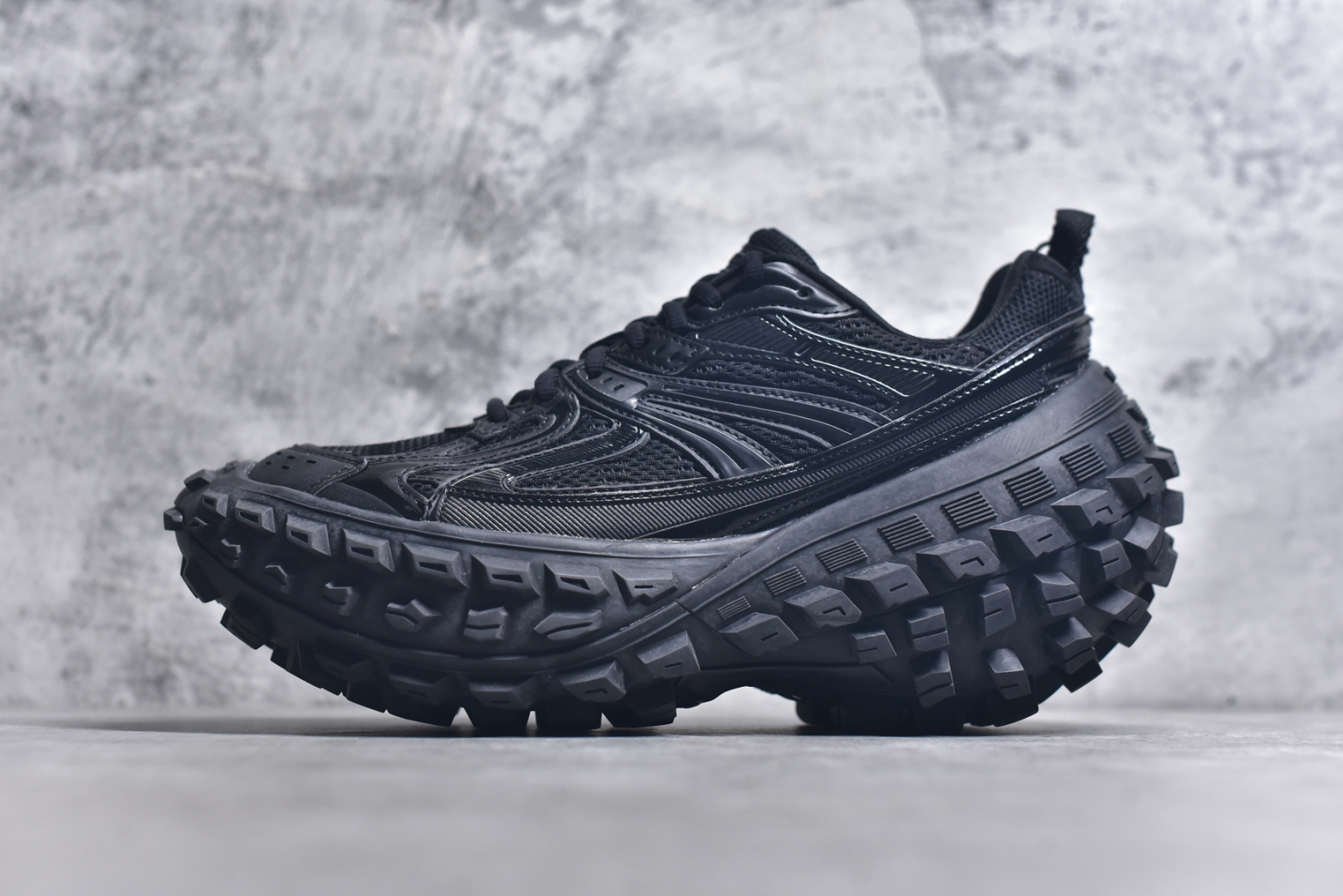 #Balenciagac 巴黎世家 Defender 低帮 白色 轮胎鞋时尚夏古做旧低邦老爹鞋 不含皮革运动休闲鞋，尼龙和网布材质，磨损效果，夸张轮胎花纹鞋底，5毫米足弓，鞋舌凹印Balenciaga品牌标识，鞋头边缘和后帮凹印Balenciagaz徽标和尺码，后帮拉袢。做旧工艺采用手工制作完成，每款鞋的做旧程度、大小及范围具有一定的差异性，或不对称性，请知悉。尺码：35-46-选品中心