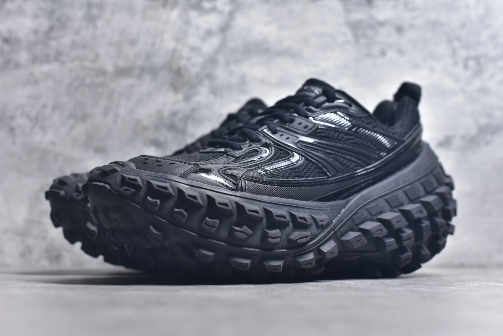 图片[2]-#Balenciagac 巴黎世家 Defender 低帮 白色 轮胎鞋时尚夏古做旧低邦老爹鞋 不含皮革运动休闲鞋，尼龙和网布材质，磨损效果，夸张轮胎花纹鞋底，5毫米足弓，鞋舌凹印Balenciaga品牌标识，鞋头边缘和后帮凹印Balenciagaz徽标和尺码，后帮拉袢。做旧工艺采用手工制作完成，每款鞋的做旧程度、大小及范围具有一定的差异性，或不对称性，请知悉。尺码：35-46-选品中心