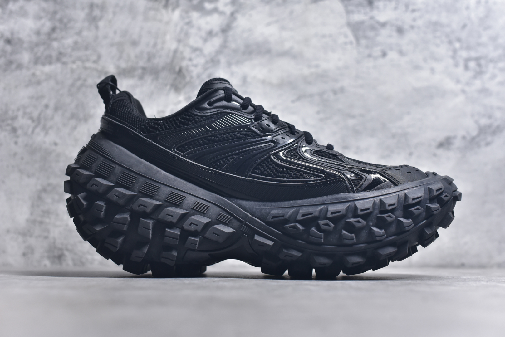 图片[3]-#Balenciagac 巴黎世家 Defender 低帮 白色 轮胎鞋时尚夏古做旧低邦老爹鞋 不含皮革运动休闲鞋，尼龙和网布材质，磨损效果，夸张轮胎花纹鞋底，5毫米足弓，鞋舌凹印Balenciaga品牌标识，鞋头边缘和后帮凹印Balenciagaz徽标和尺码，后帮拉袢。做旧工艺采用手工制作完成，每款鞋的做旧程度、大小及范围具有一定的差异性，或不对称性，请知悉。尺码：35-46-选品中心