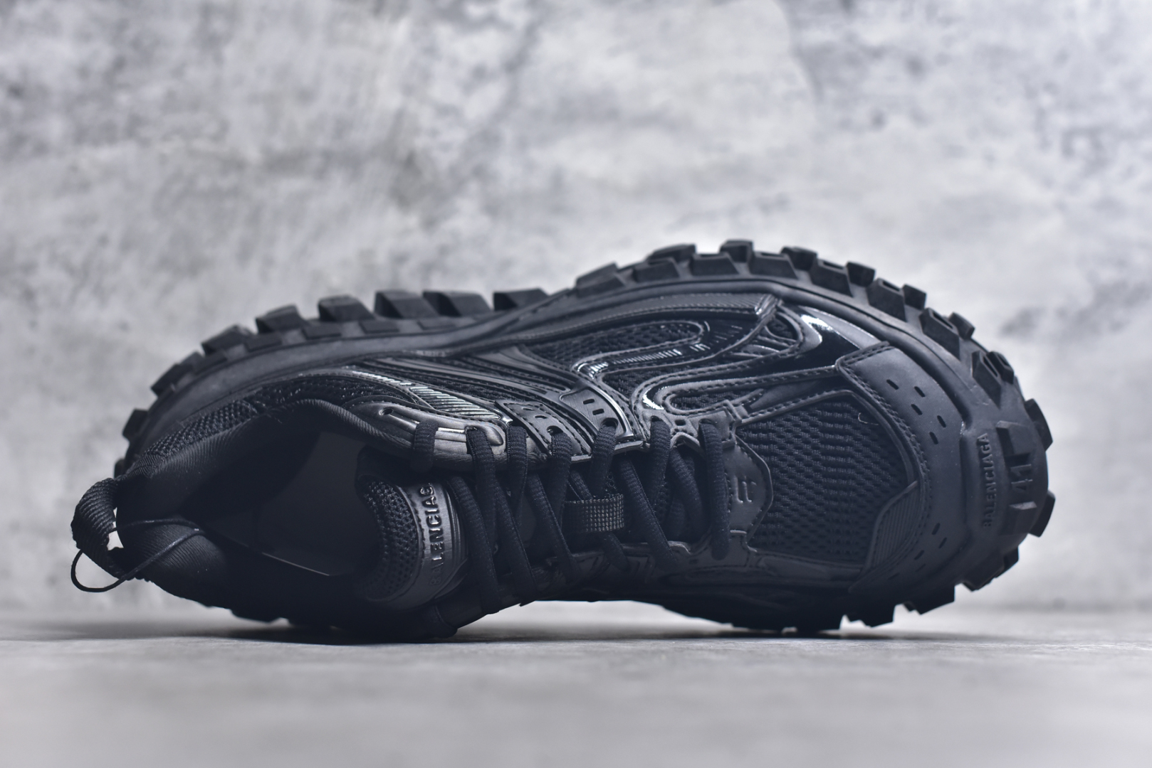 图片[4]-#Balenciagac 巴黎世家 Defender 低帮 白色 轮胎鞋时尚夏古做旧低邦老爹鞋 不含皮革运动休闲鞋，尼龙和网布材质，磨损效果，夸张轮胎花纹鞋底，5毫米足弓，鞋舌凹印Balenciaga品牌标识，鞋头边缘和后帮凹印Balenciagaz徽标和尺码，后帮拉袢。做旧工艺采用手工制作完成，每款鞋的做旧程度、大小及范围具有一定的差异性，或不对称性，请知悉。尺码：35-46-选品中心