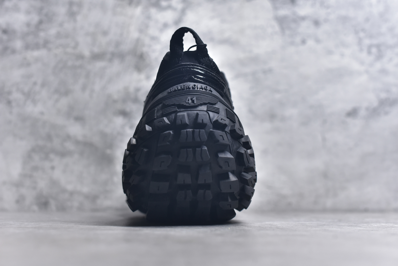 图片[5]-#Balenciagac 巴黎世家 Defender 低帮 白色 轮胎鞋时尚夏古做旧低邦老爹鞋 不含皮革运动休闲鞋，尼龙和网布材质，磨损效果，夸张轮胎花纹鞋底，5毫米足弓，鞋舌凹印Balenciaga品牌标识，鞋头边缘和后帮凹印Balenciagaz徽标和尺码，后帮拉袢。做旧工艺采用手工制作完成，每款鞋的做旧程度、大小及范围具有一定的差异性，或不对称性，请知悉。尺码：35-46-选品中心