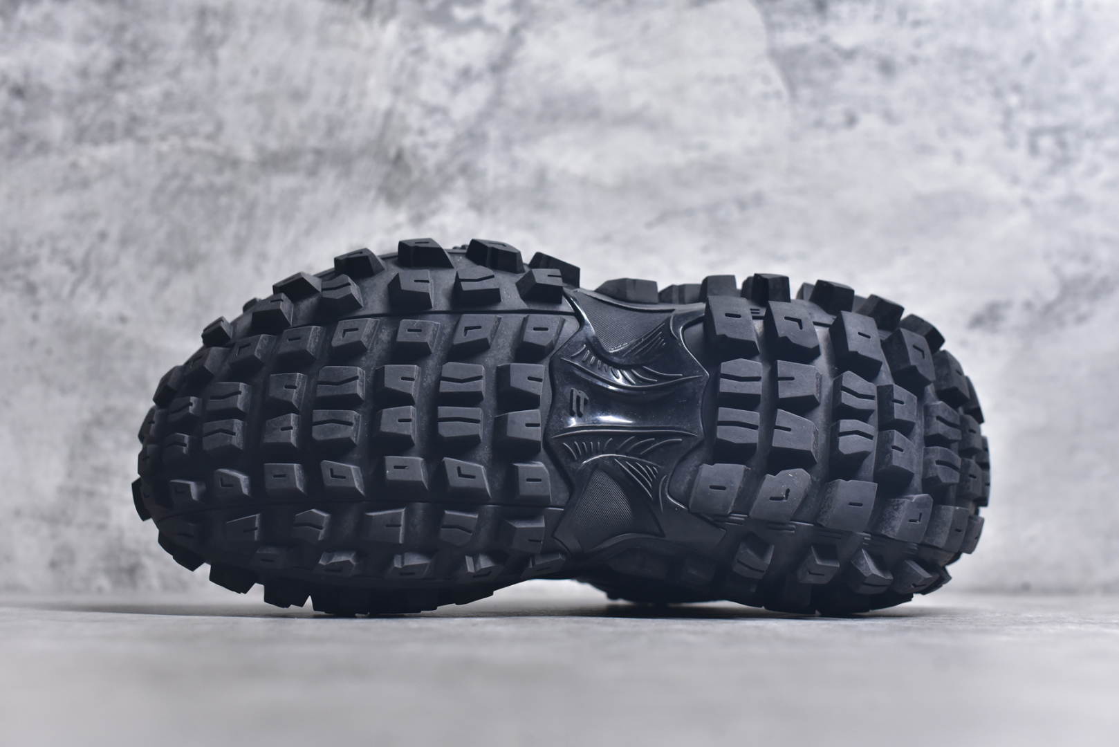图片[6]-#Balenciagac 巴黎世家 Defender 低帮 白色 轮胎鞋时尚夏古做旧低邦老爹鞋 不含皮革运动休闲鞋，尼龙和网布材质，磨损效果，夸张轮胎花纹鞋底，5毫米足弓，鞋舌凹印Balenciaga品牌标识，鞋头边缘和后帮凹印Balenciagaz徽标和尺码，后帮拉袢。做旧工艺采用手工制作完成，每款鞋的做旧程度、大小及范围具有一定的差异性，或不对称性，请知悉。尺码：35-46-选品中心