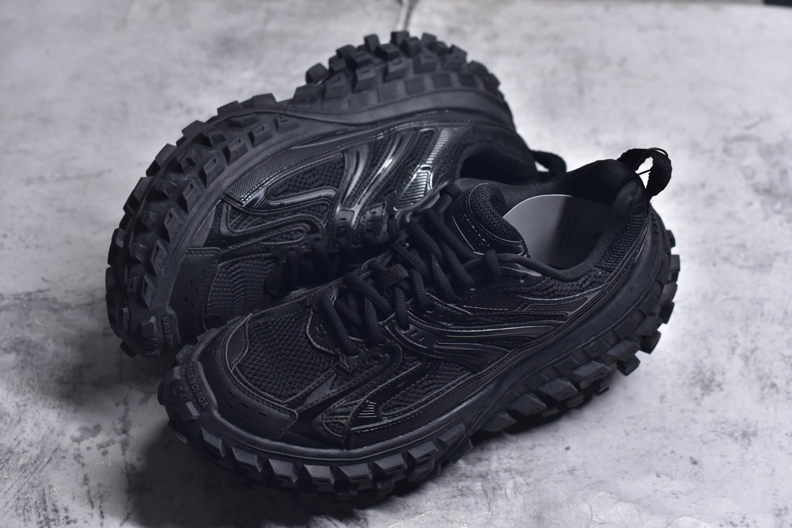 图片[7]-#Balenciagac 巴黎世家 Defender 低帮 白色 轮胎鞋时尚夏古做旧低邦老爹鞋 不含皮革运动休闲鞋，尼龙和网布材质，磨损效果，夸张轮胎花纹鞋底，5毫米足弓，鞋舌凹印Balenciaga品牌标识，鞋头边缘和后帮凹印Balenciagaz徽标和尺码，后帮拉袢。做旧工艺采用手工制作完成，每款鞋的做旧程度、大小及范围具有一定的差异性，或不对称性，请知悉。尺码：35-46-选品中心