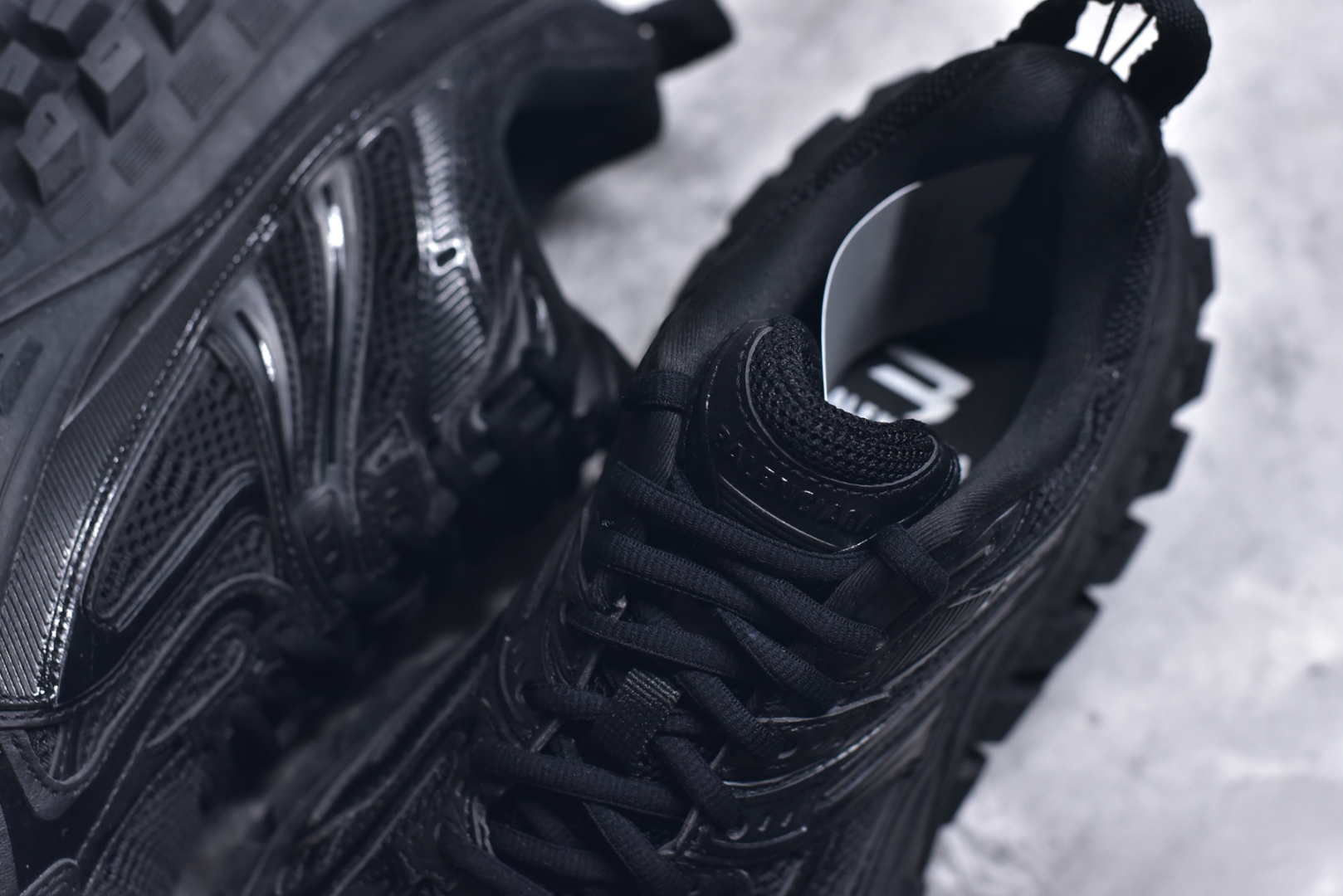 图片[9]-#Balenciagac 巴黎世家 Defender 低帮 白色 轮胎鞋时尚夏古做旧低邦老爹鞋 不含皮革运动休闲鞋，尼龙和网布材质，磨损效果，夸张轮胎花纹鞋底，5毫米足弓，鞋舌凹印Balenciaga品牌标识，鞋头边缘和后帮凹印Balenciagaz徽标和尺码，后帮拉袢。做旧工艺采用手工制作完成，每款鞋的做旧程度、大小及范围具有一定的差异性，或不对称性，请知悉。尺码：35-46-选品中心
