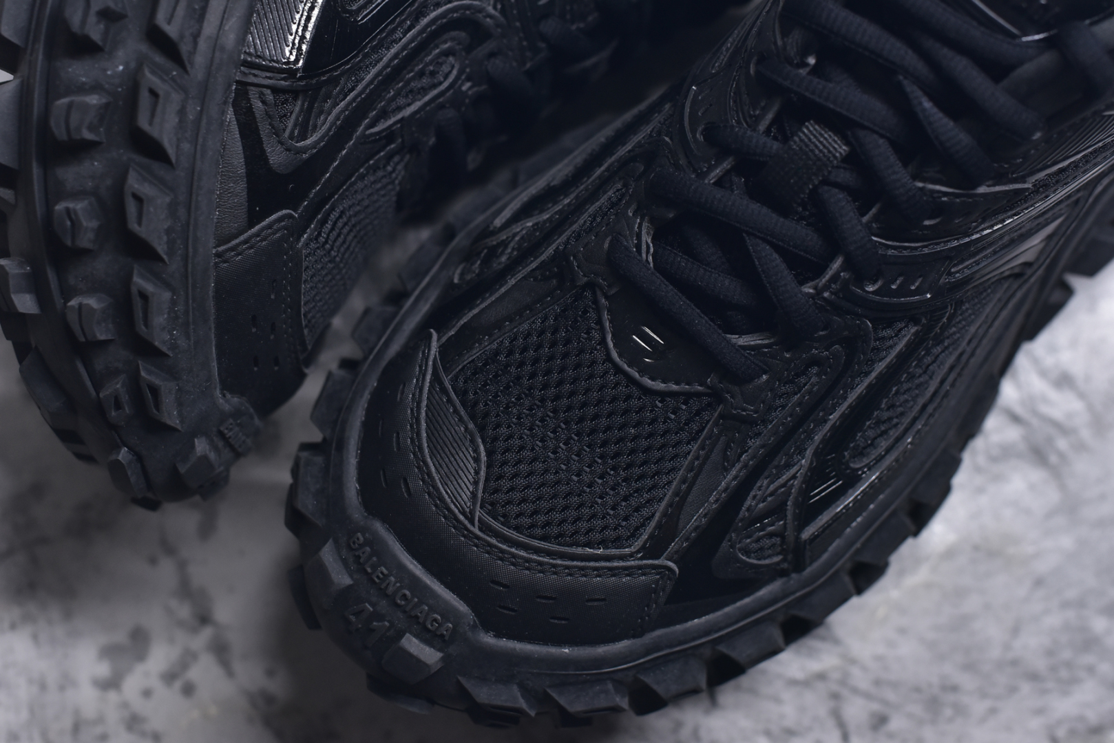 图片[8]-#Balenciagac 巴黎世家 Defender 低帮 白色 轮胎鞋时尚夏古做旧低邦老爹鞋 不含皮革运动休闲鞋，尼龙和网布材质，磨损效果，夸张轮胎花纹鞋底，5毫米足弓，鞋舌凹印Balenciaga品牌标识，鞋头边缘和后帮凹印Balenciagaz徽标和尺码，后帮拉袢。做旧工艺采用手工制作完成，每款鞋的做旧程度、大小及范围具有一定的差异性，或不对称性，请知悉。尺码：35-46-选品中心