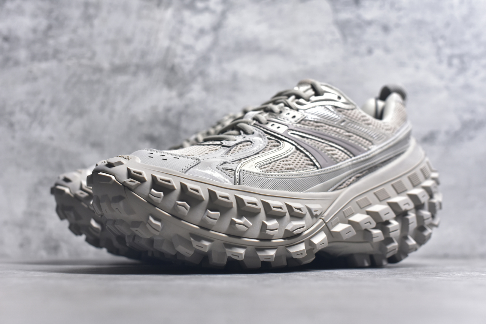 图片[2]-#Balenciagac 巴黎世家 Defender 低帮 白色 轮胎鞋时尚夏古做旧低邦老爹鞋 不含皮革运动休闲鞋，尼龙和网布材质，磨损效果，夸张轮胎花纹鞋底，5毫米足弓，鞋舌凹印Balenciaga品牌标识，鞋头边缘和后帮凹印Balenciagaz徽标和尺码，后帮拉袢。做旧工艺采用手工制作完成，每款鞋的做旧程度、大小及范围具有一定的差异性，或不对称性，请知悉。尺码：35-46-选品中心