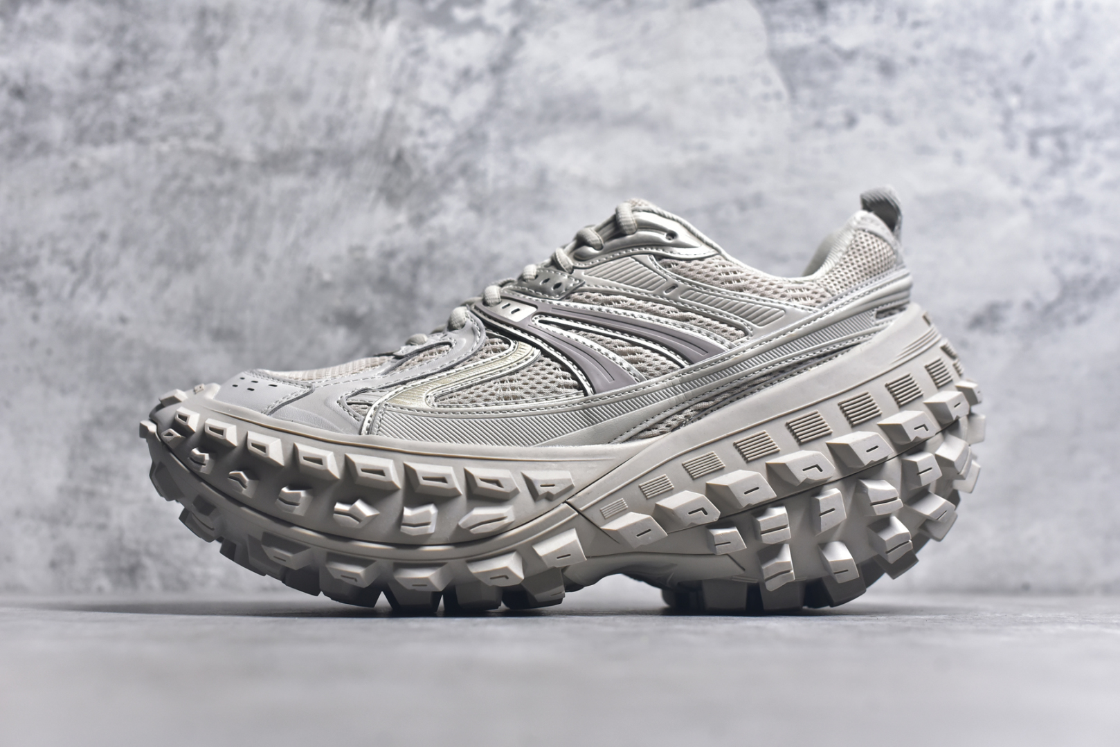#Balenciagac 巴黎世家 Defender 低帮 白色 轮胎鞋时尚夏古做旧低邦老爹鞋 不含皮革运动休闲鞋，尼龙和网布材质，磨损效果，夸张轮胎花纹鞋底，5毫米足弓，鞋舌凹印Balenciaga品牌标识，鞋头边缘和后帮凹印Balenciagaz徽标和尺码，后帮拉袢。做旧工艺采用手工制作完成，每款鞋的做旧程度、大小及范围具有一定的差异性，或不对称性，请知悉。尺码：35-46-选品中心