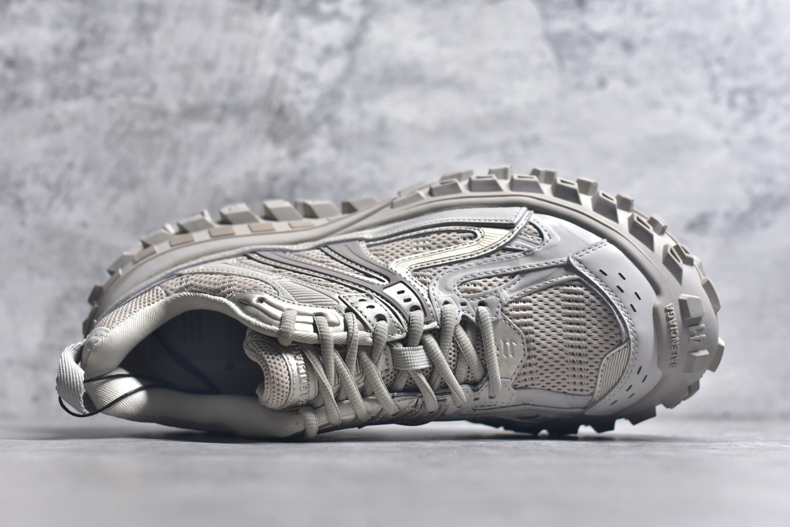图片[4]-#Balenciagac 巴黎世家 Defender 低帮 白色 轮胎鞋时尚夏古做旧低邦老爹鞋 不含皮革运动休闲鞋，尼龙和网布材质，磨损效果，夸张轮胎花纹鞋底，5毫米足弓，鞋舌凹印Balenciaga品牌标识，鞋头边缘和后帮凹印Balenciagaz徽标和尺码，后帮拉袢。做旧工艺采用手工制作完成，每款鞋的做旧程度、大小及范围具有一定的差异性，或不对称性，请知悉。尺码：35-46-选品中心