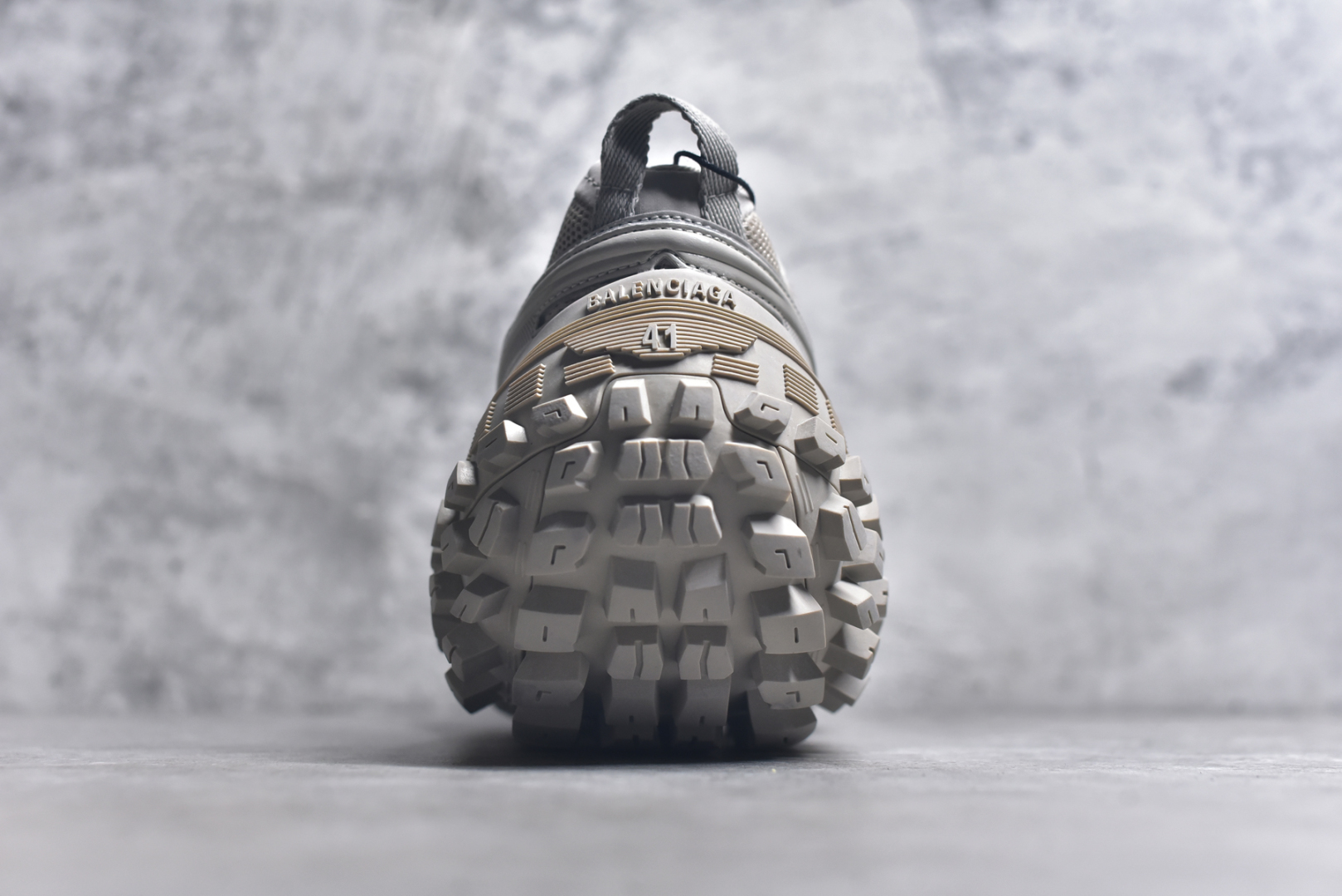 图片[5]-#Balenciagac 巴黎世家 Defender 低帮 白色 轮胎鞋时尚夏古做旧低邦老爹鞋 不含皮革运动休闲鞋，尼龙和网布材质，磨损效果，夸张轮胎花纹鞋底，5毫米足弓，鞋舌凹印Balenciaga品牌标识，鞋头边缘和后帮凹印Balenciagaz徽标和尺码，后帮拉袢。做旧工艺采用手工制作完成，每款鞋的做旧程度、大小及范围具有一定的差异性，或不对称性，请知悉。尺码：35-46-选品中心