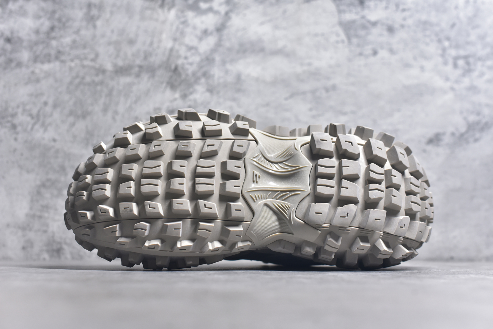 图片[6]-#Balenciagac 巴黎世家 Defender 低帮 白色 轮胎鞋时尚夏古做旧低邦老爹鞋 不含皮革运动休闲鞋，尼龙和网布材质，磨损效果，夸张轮胎花纹鞋底，5毫米足弓，鞋舌凹印Balenciaga品牌标识，鞋头边缘和后帮凹印Balenciagaz徽标和尺码，后帮拉袢。做旧工艺采用手工制作完成，每款鞋的做旧程度、大小及范围具有一定的差异性，或不对称性，请知悉。尺码：35-46-选品中心