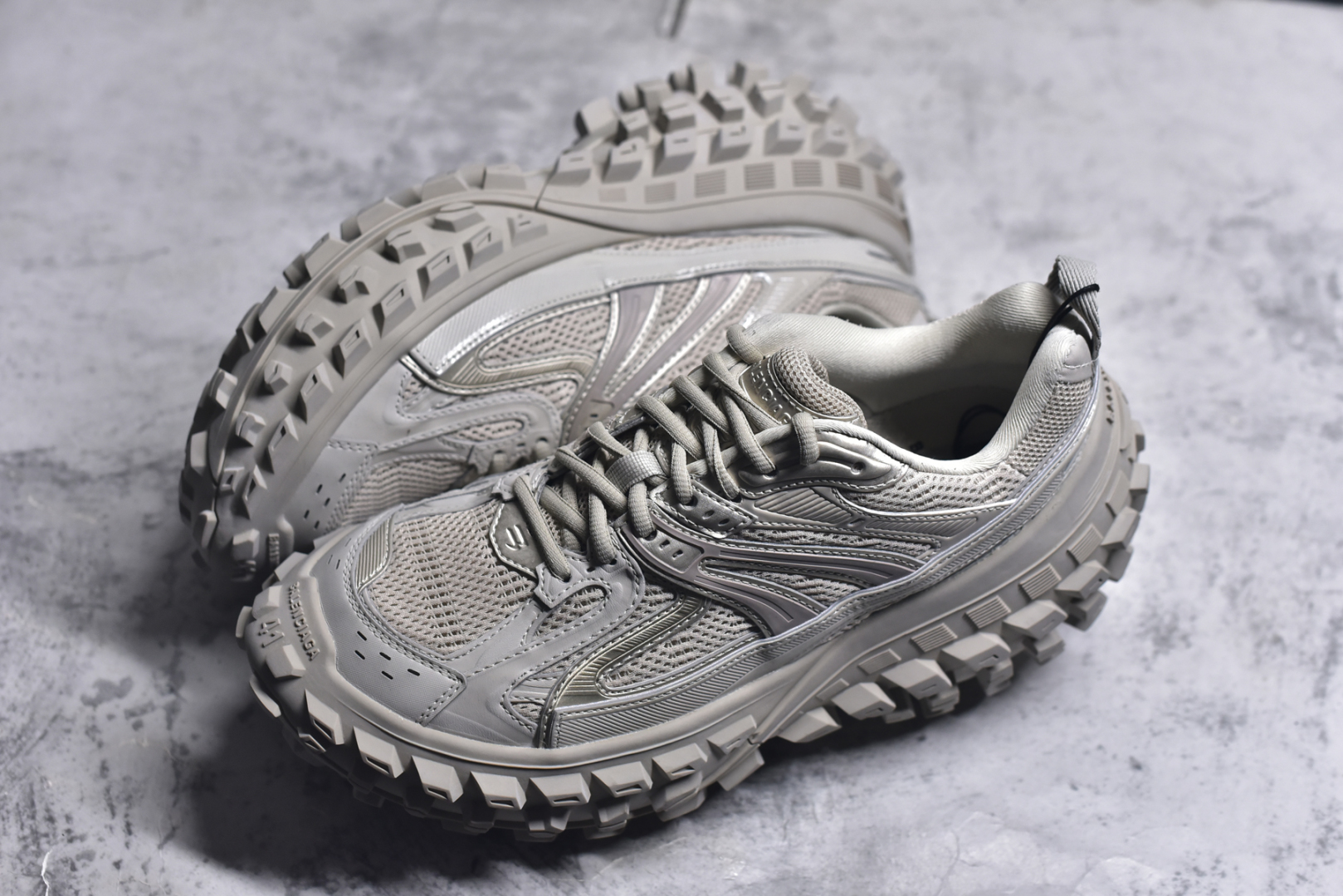 图片[7]-#Balenciagac 巴黎世家 Defender 低帮 白色 轮胎鞋时尚夏古做旧低邦老爹鞋 不含皮革运动休闲鞋，尼龙和网布材质，磨损效果，夸张轮胎花纹鞋底，5毫米足弓，鞋舌凹印Balenciaga品牌标识，鞋头边缘和后帮凹印Balenciagaz徽标和尺码，后帮拉袢。做旧工艺采用手工制作完成，每款鞋的做旧程度、大小及范围具有一定的差异性，或不对称性，请知悉。尺码：35-46-选品中心