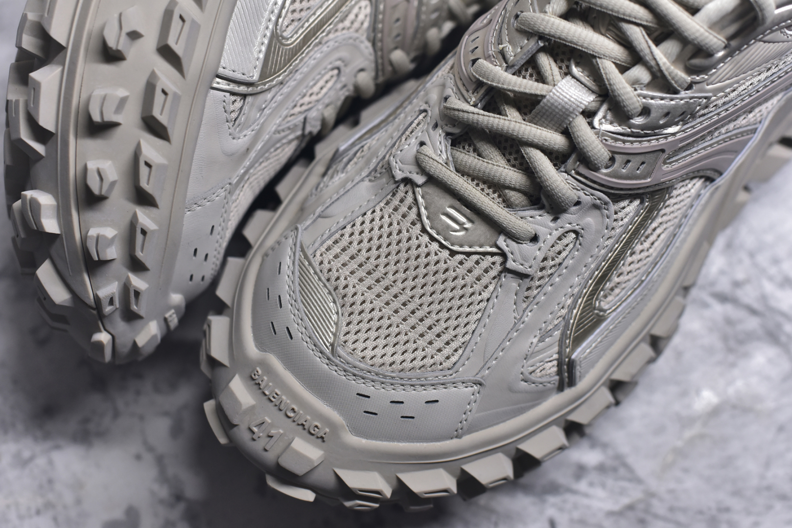 图片[8]-#Balenciagac 巴黎世家 Defender 低帮 白色 轮胎鞋时尚夏古做旧低邦老爹鞋 不含皮革运动休闲鞋，尼龙和网布材质，磨损效果，夸张轮胎花纹鞋底，5毫米足弓，鞋舌凹印Balenciaga品牌标识，鞋头边缘和后帮凹印Balenciagaz徽标和尺码，后帮拉袢。做旧工艺采用手工制作完成，每款鞋的做旧程度、大小及范围具有一定的差异性，或不对称性，请知悉。尺码：35-46-选品中心