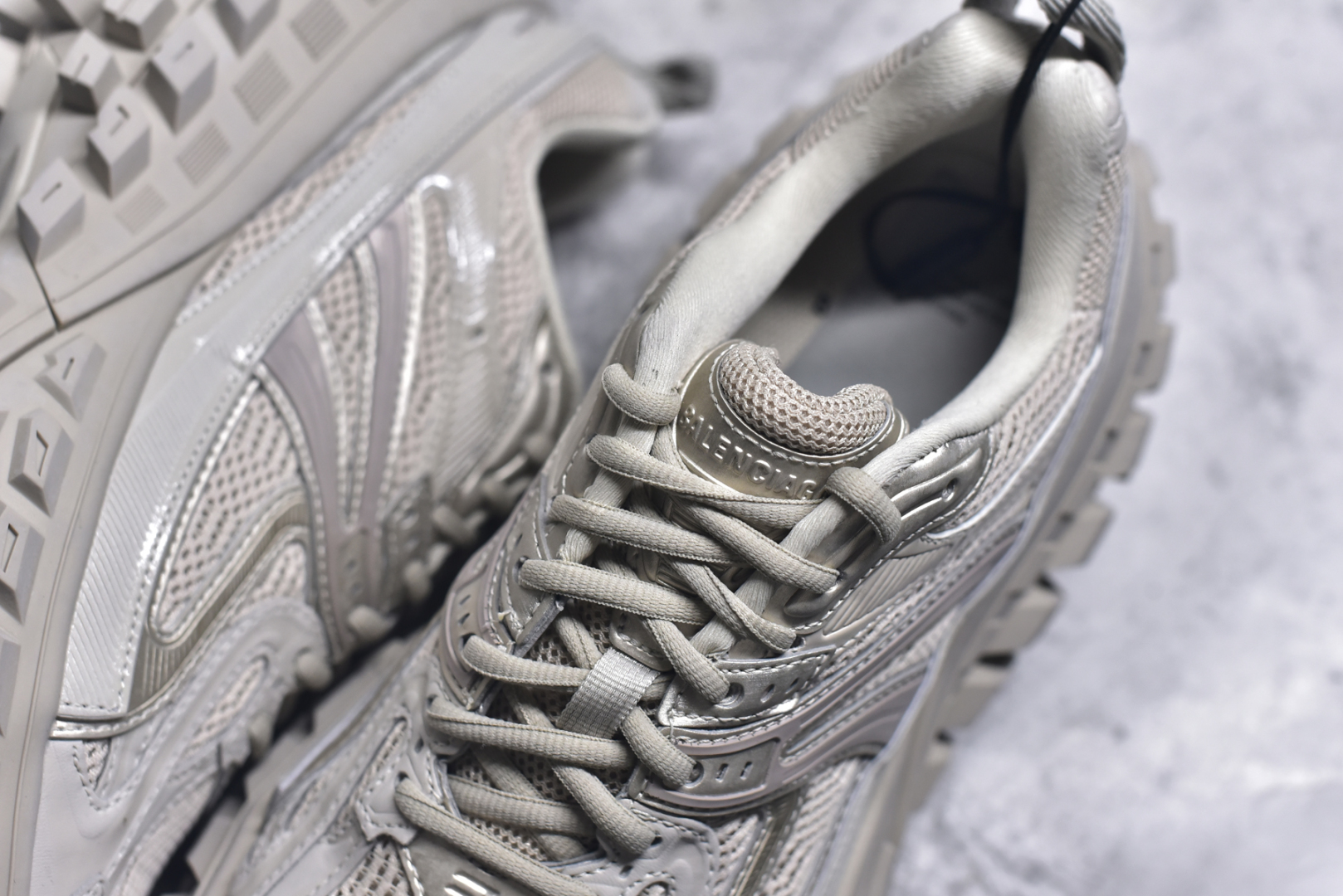 图片[9]-#Balenciagac 巴黎世家 Defender 低帮 白色 轮胎鞋时尚夏古做旧低邦老爹鞋 不含皮革运动休闲鞋，尼龙和网布材质，磨损效果，夸张轮胎花纹鞋底，5毫米足弓，鞋舌凹印Balenciaga品牌标识，鞋头边缘和后帮凹印Balenciagaz徽标和尺码，后帮拉袢。做旧工艺采用手工制作完成，每款鞋的做旧程度、大小及范围具有一定的差异性，或不对称性，请知悉。尺码：35-46-选品中心