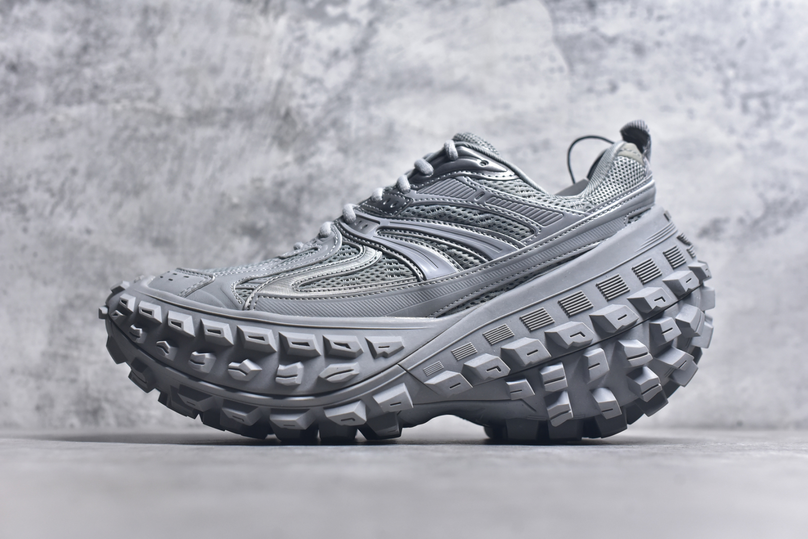 #Balenciagac 巴黎世家 Defender 低帮 白色 轮胎鞋时尚夏古做旧低邦老爹鞋 不含皮革运动休闲鞋，尼龙和网布材质，磨损效果，夸张轮胎花纹鞋底，5毫米足弓，鞋舌凹印Balenciaga品牌标识，鞋头边缘和后帮凹印Balenciagaz徽标和尺码，后帮拉袢。做旧工艺采用手工制作完成，每款鞋的做旧程度、大小及范围具有一定的差异性，或不对称性，请知悉。尺码：35-46-选品中心