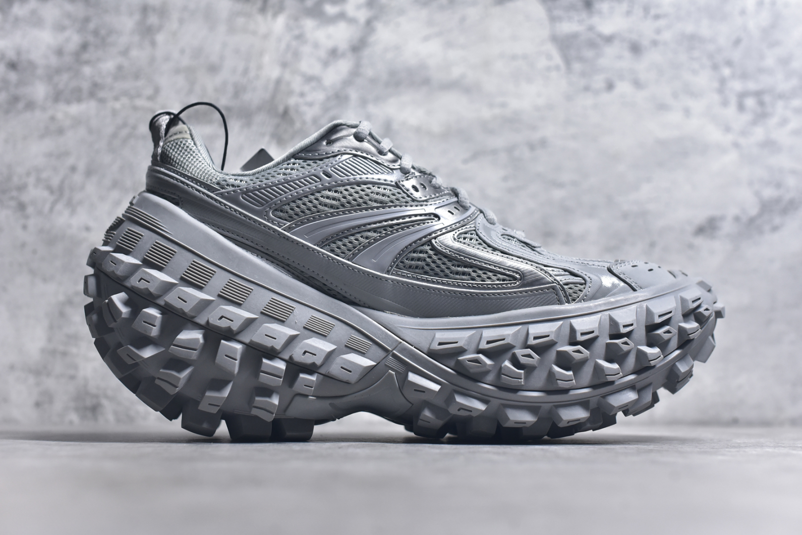 图片[3]-#Balenciagac 巴黎世家 Defender 低帮 白色 轮胎鞋时尚夏古做旧低邦老爹鞋 不含皮革运动休闲鞋，尼龙和网布材质，磨损效果，夸张轮胎花纹鞋底，5毫米足弓，鞋舌凹印Balenciaga品牌标识，鞋头边缘和后帮凹印Balenciagaz徽标和尺码，后帮拉袢。做旧工艺采用手工制作完成，每款鞋的做旧程度、大小及范围具有一定的差异性，或不对称性，请知悉。尺码：35-46-选品中心