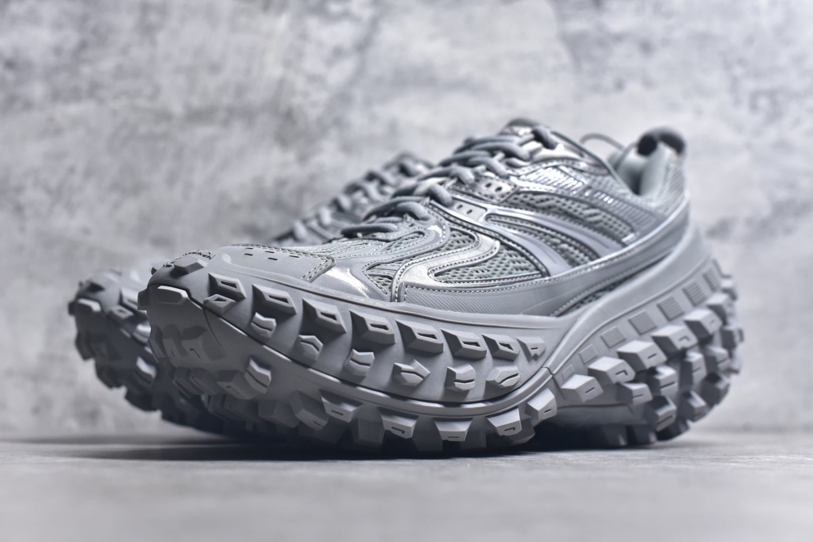 图片[2]-#Balenciagac 巴黎世家 Defender 低帮 白色 轮胎鞋时尚夏古做旧低邦老爹鞋 不含皮革运动休闲鞋，尼龙和网布材质，磨损效果，夸张轮胎花纹鞋底，5毫米足弓，鞋舌凹印Balenciaga品牌标识，鞋头边缘和后帮凹印Balenciagaz徽标和尺码，后帮拉袢。做旧工艺采用手工制作完成，每款鞋的做旧程度、大小及范围具有一定的差异性，或不对称性，请知悉。尺码：35-46-选品中心