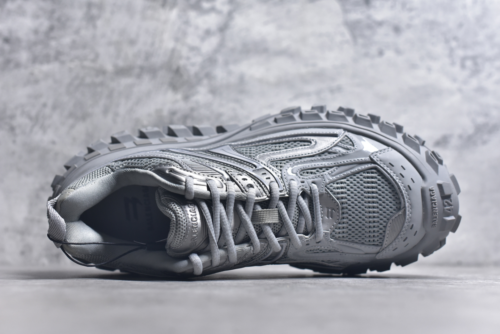 图片[4]-#Balenciagac 巴黎世家 Defender 低帮 白色 轮胎鞋时尚夏古做旧低邦老爹鞋 不含皮革运动休闲鞋，尼龙和网布材质，磨损效果，夸张轮胎花纹鞋底，5毫米足弓，鞋舌凹印Balenciaga品牌标识，鞋头边缘和后帮凹印Balenciagaz徽标和尺码，后帮拉袢。做旧工艺采用手工制作完成，每款鞋的做旧程度、大小及范围具有一定的差异性，或不对称性，请知悉。尺码：35-46-选品中心
