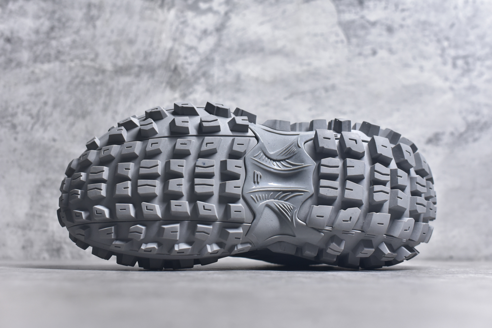 图片[6]-#Balenciagac 巴黎世家 Defender 低帮 白色 轮胎鞋时尚夏古做旧低邦老爹鞋 不含皮革运动休闲鞋，尼龙和网布材质，磨损效果，夸张轮胎花纹鞋底，5毫米足弓，鞋舌凹印Balenciaga品牌标识，鞋头边缘和后帮凹印Balenciagaz徽标和尺码，后帮拉袢。做旧工艺采用手工制作完成，每款鞋的做旧程度、大小及范围具有一定的差异性，或不对称性，请知悉。尺码：35-46-选品中心