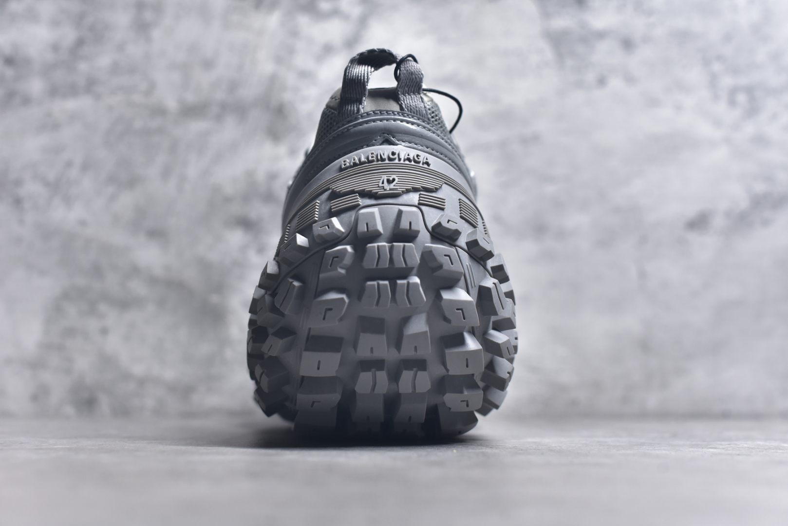 图片[5]-#Balenciagac 巴黎世家 Defender 低帮 白色 轮胎鞋时尚夏古做旧低邦老爹鞋 不含皮革运动休闲鞋，尼龙和网布材质，磨损效果，夸张轮胎花纹鞋底，5毫米足弓，鞋舌凹印Balenciaga品牌标识，鞋头边缘和后帮凹印Balenciagaz徽标和尺码，后帮拉袢。做旧工艺采用手工制作完成，每款鞋的做旧程度、大小及范围具有一定的差异性，或不对称性，请知悉。尺码：35-46-选品中心