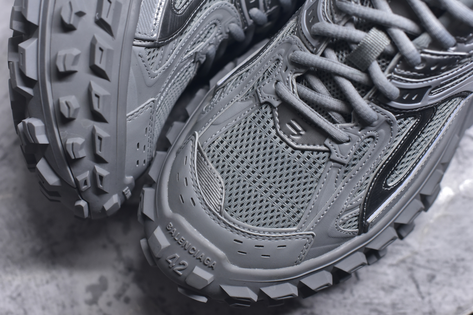 图片[8]-#Balenciagac 巴黎世家 Defender 低帮 白色 轮胎鞋时尚夏古做旧低邦老爹鞋 不含皮革运动休闲鞋，尼龙和网布材质，磨损效果，夸张轮胎花纹鞋底，5毫米足弓，鞋舌凹印Balenciaga品牌标识，鞋头边缘和后帮凹印Balenciagaz徽标和尺码，后帮拉袢。做旧工艺采用手工制作完成，每款鞋的做旧程度、大小及范围具有一定的差异性，或不对称性，请知悉。尺码：35-46-选品中心