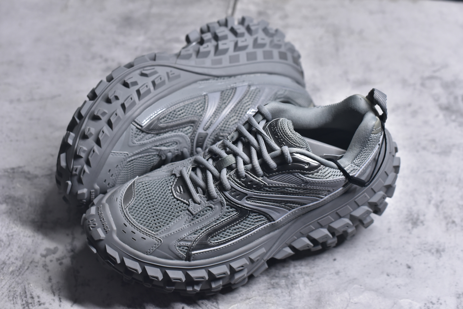 图片[7]-#Balenciagac 巴黎世家 Defender 低帮 白色 轮胎鞋时尚夏古做旧低邦老爹鞋 不含皮革运动休闲鞋，尼龙和网布材质，磨损效果，夸张轮胎花纹鞋底，5毫米足弓，鞋舌凹印Balenciaga品牌标识，鞋头边缘和后帮凹印Balenciagaz徽标和尺码，后帮拉袢。做旧工艺采用手工制作完成，每款鞋的做旧程度、大小及范围具有一定的差异性，或不对称性，请知悉。尺码：35-46-选品中心
