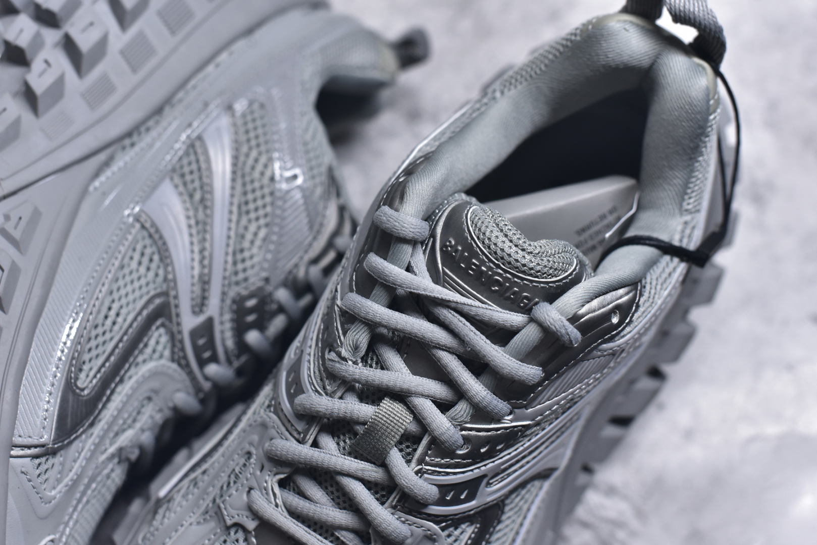 图片[9]-#Balenciagac 巴黎世家 Defender 低帮 白色 轮胎鞋时尚夏古做旧低邦老爹鞋 不含皮革运动休闲鞋，尼龙和网布材质，磨损效果，夸张轮胎花纹鞋底，5毫米足弓，鞋舌凹印Balenciaga品牌标识，鞋头边缘和后帮凹印Balenciagaz徽标和尺码，后帮拉袢。做旧工艺采用手工制作完成，每款鞋的做旧程度、大小及范围具有一定的差异性，或不对称性，请知悉。尺码：35-46-选品中心