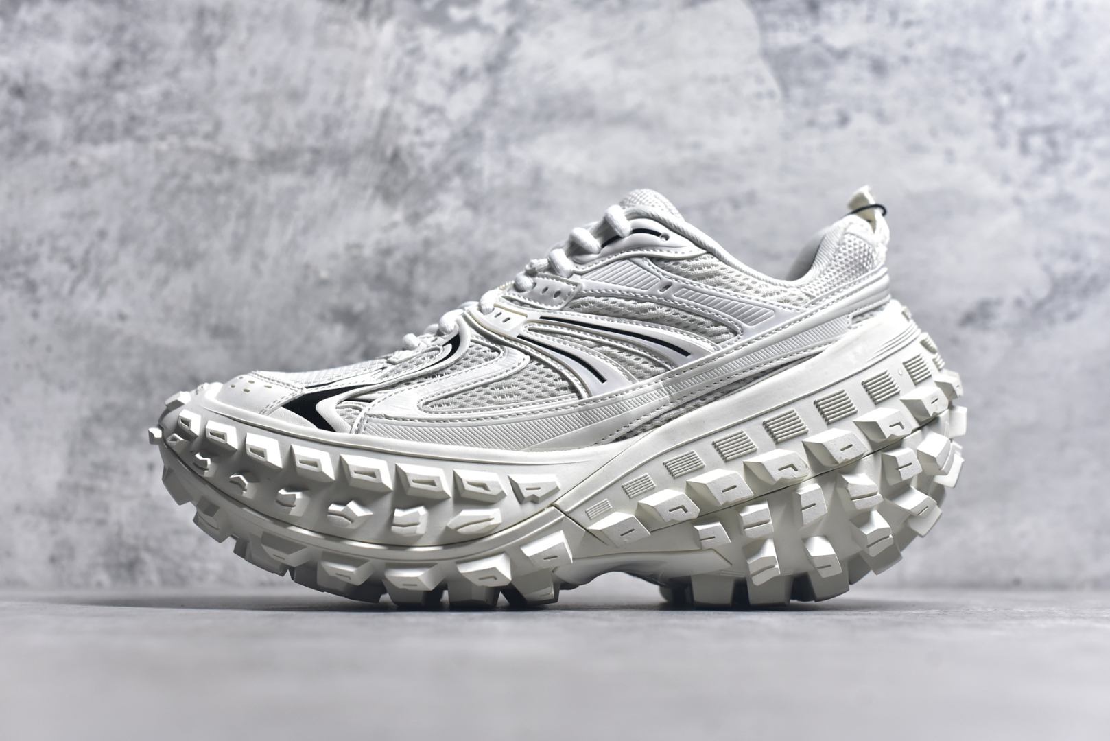 #Balenciagac 巴黎世家 Defender 低帮 白色 轮胎鞋时尚夏古做旧低邦老爹鞋 不含皮革运动休闲鞋，尼龙和网布材质，磨损效果，夸张轮胎花纹鞋底，5毫米足弓，鞋舌凹印Balenciaga品牌标识，鞋头边缘和后帮凹印Balenciagaz徽标和尺码，后帮拉袢。做旧工艺采用手工制作完成，每款鞋的做旧程度、大小及范围具有一定的差异性，或不对称性，请知悉。尺码：35-46-选品中心