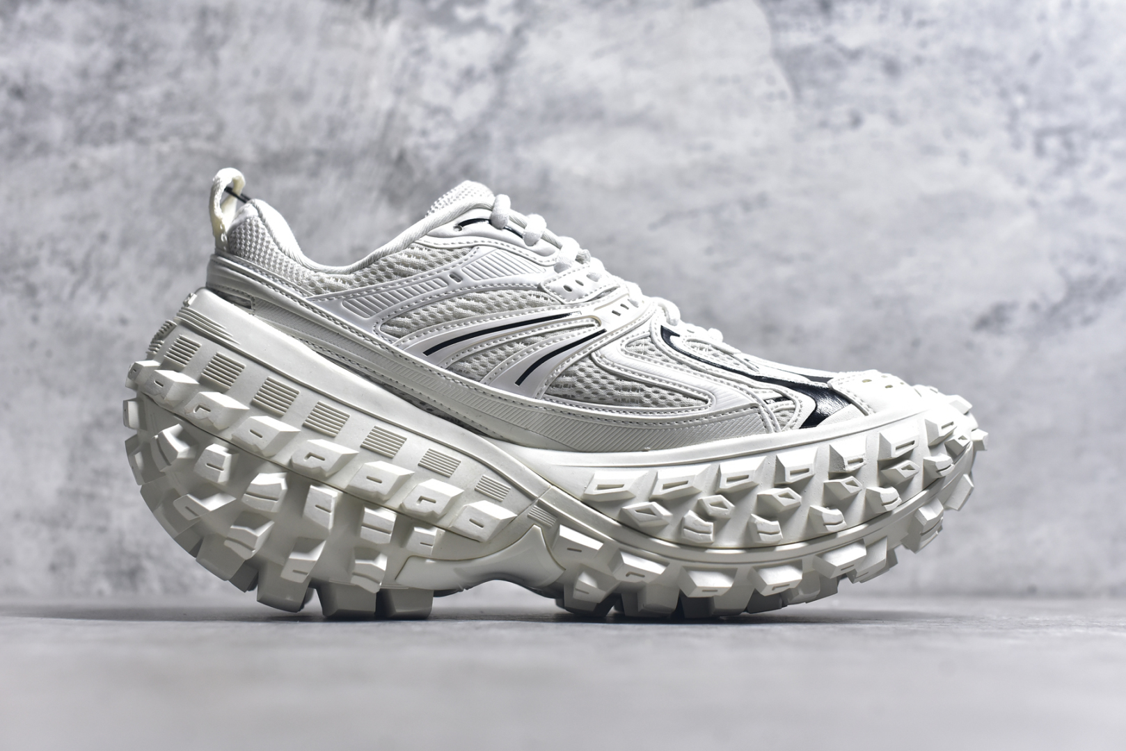 图片[3]-#Balenciagac 巴黎世家 Defender 低帮 白色 轮胎鞋时尚夏古做旧低邦老爹鞋 不含皮革运动休闲鞋，尼龙和网布材质，磨损效果，夸张轮胎花纹鞋底，5毫米足弓，鞋舌凹印Balenciaga品牌标识，鞋头边缘和后帮凹印Balenciagaz徽标和尺码，后帮拉袢。做旧工艺采用手工制作完成，每款鞋的做旧程度、大小及范围具有一定的差异性，或不对称性，请知悉。尺码：35-46-选品中心