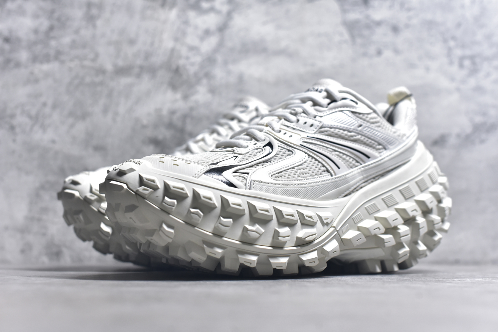 图片[2]-#Balenciagac 巴黎世家 Defender 低帮 白色 轮胎鞋时尚夏古做旧低邦老爹鞋 不含皮革运动休闲鞋，尼龙和网布材质，磨损效果，夸张轮胎花纹鞋底，5毫米足弓，鞋舌凹印Balenciaga品牌标识，鞋头边缘和后帮凹印Balenciagaz徽标和尺码，后帮拉袢。做旧工艺采用手工制作完成，每款鞋的做旧程度、大小及范围具有一定的差异性，或不对称性，请知悉。尺码：35-46-选品中心